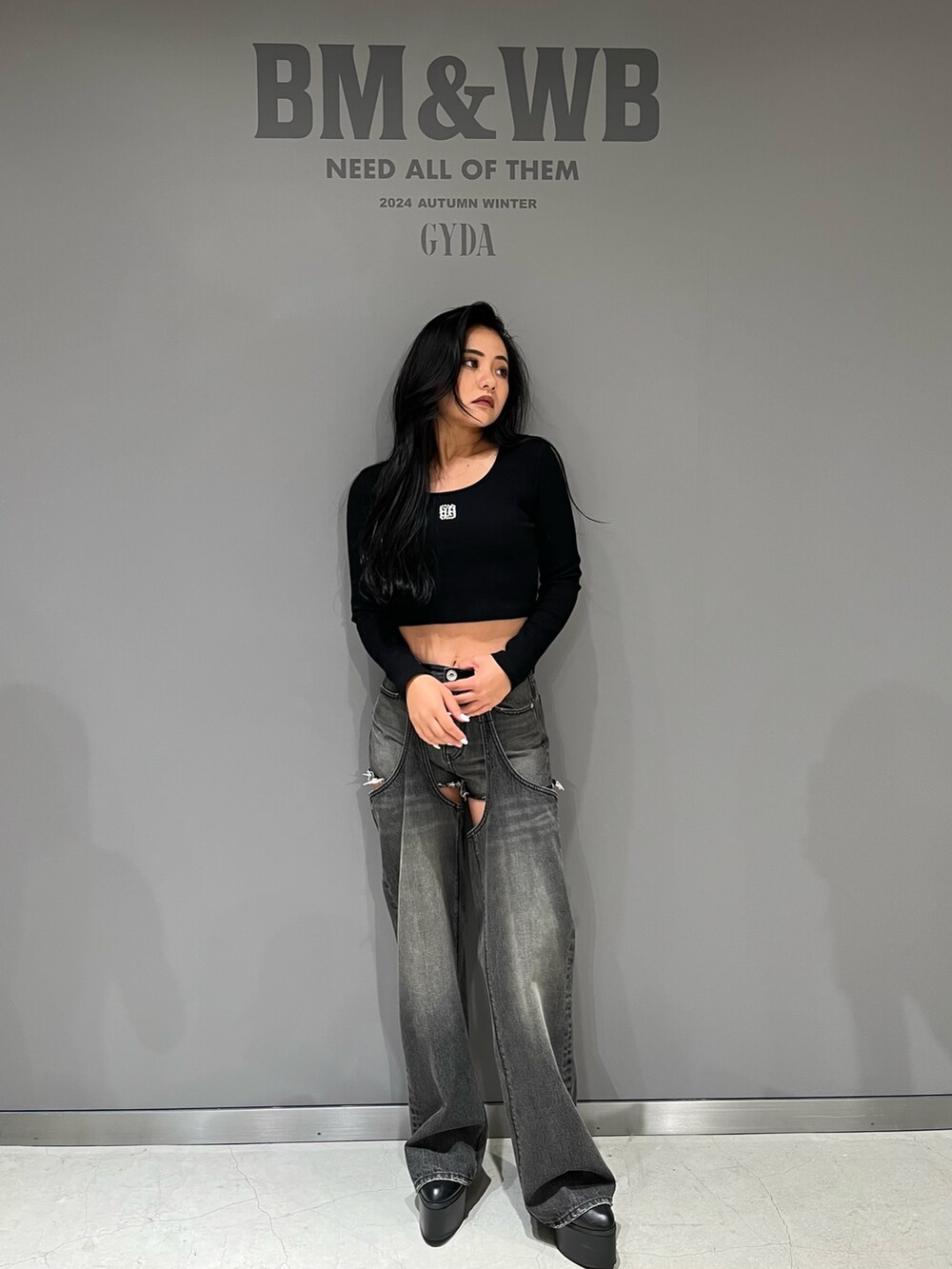 ブラック系のTシャツ/カットソー、ブラック系のデニムパンツ、ブラック系のブーツを着用したレディースの夏コーディネートの2枚目の写真