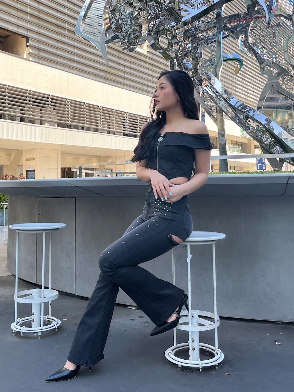 ブラック系のTシャツ/カットソー、ブラック系のデニムパンツ、ブラック系のパンプスを着用したレディースの冬コーディネートの2枚目の写真