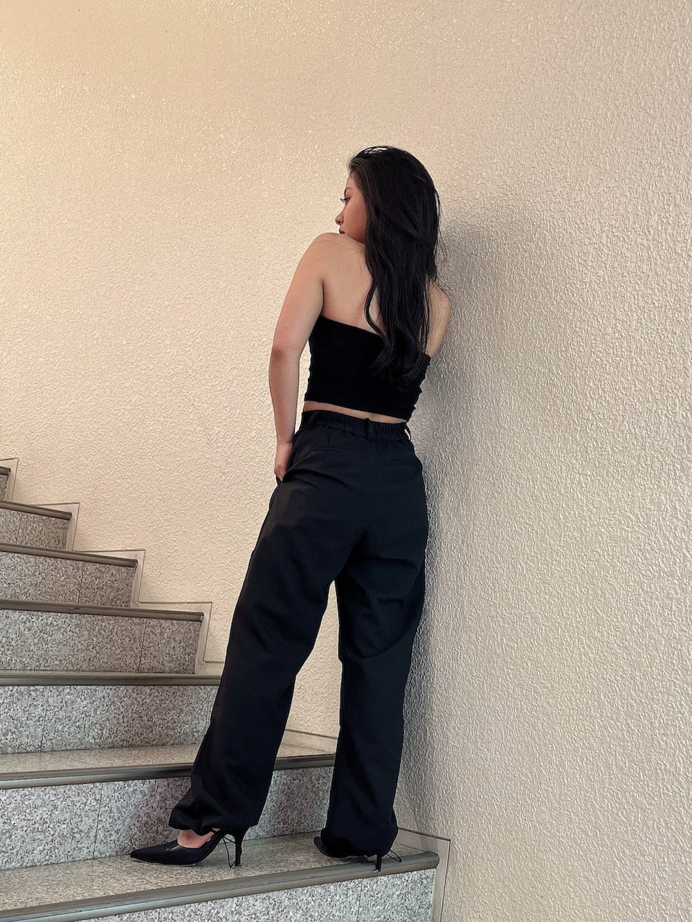 ブラック系のチューブトップ、ブラック系のその他パンツ、ブラック系のパンプスを着用したレディースの夏コーディネートの3枚目の写真