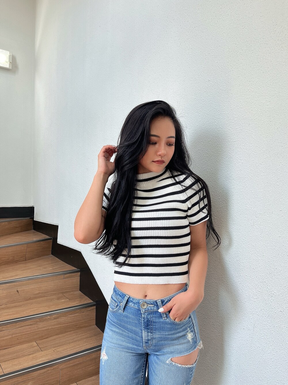 その他のニット/セーター、ブルー系のデニムパンツ、ホワイト系のサンダルを着用したレディースの夏コーディネートの4枚目の写真