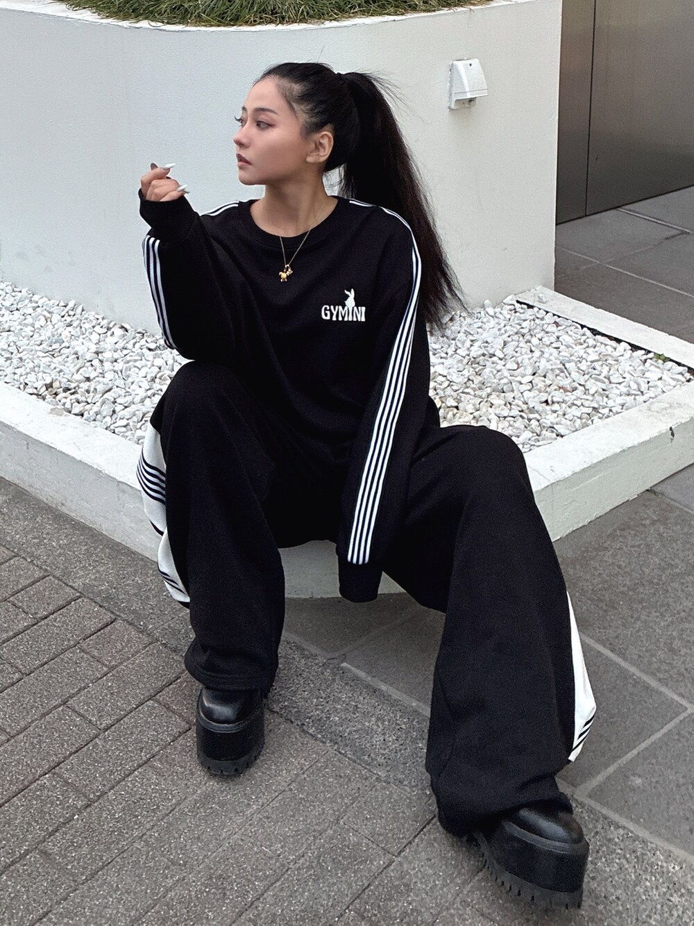 ブラック系のスウェット、ブラック系のスウェットパンツを着用したレディースの冬コーディネートの2枚目の写真