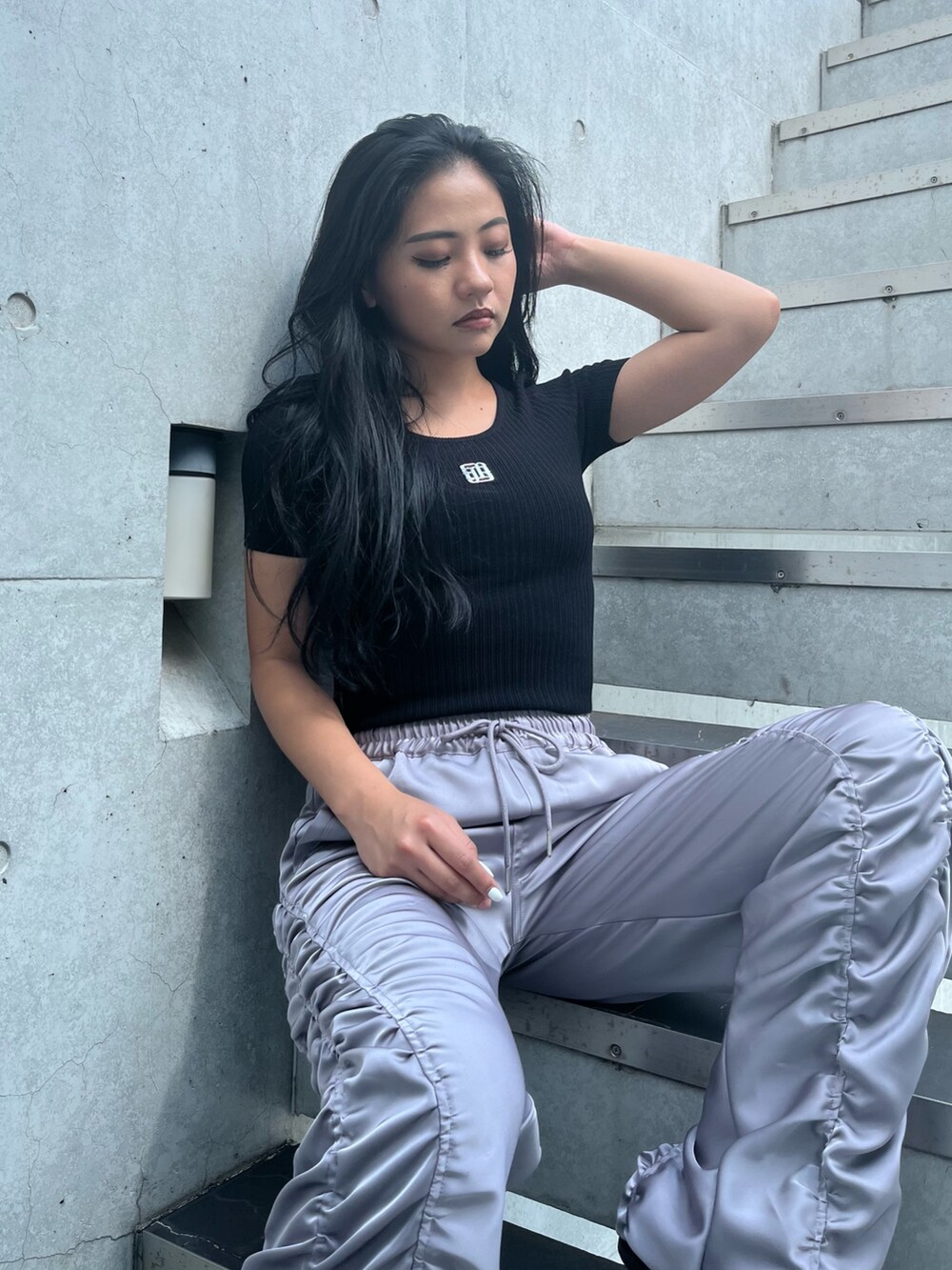 ブラック系のニット/セーター、グレー系のその他パンツ、ブラック系のパンプスを着用したレディースの秋コーディネートの2枚目の写真