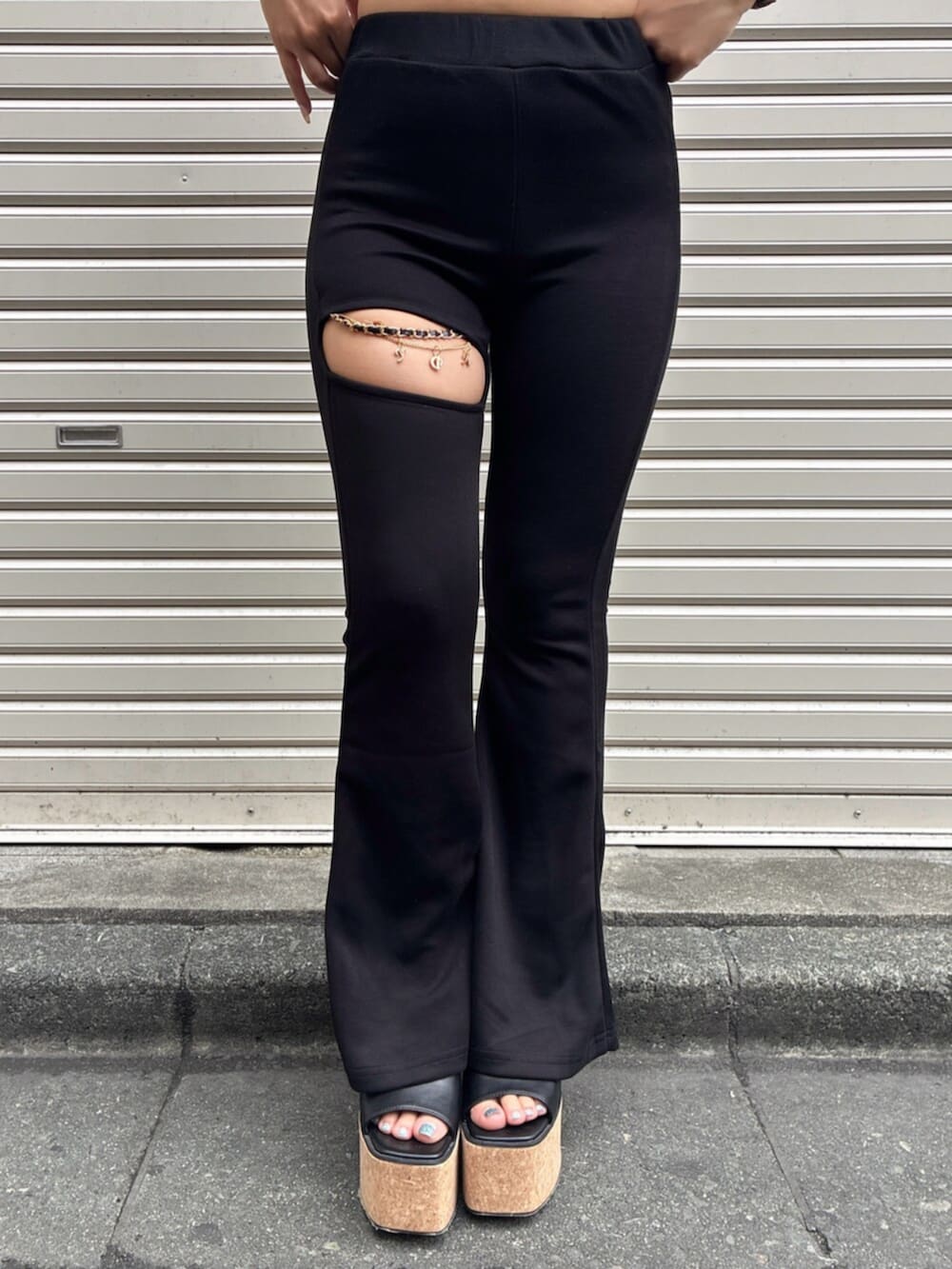 ブラック系のサンダル、その他のニット/セーター、ブラック系のその他パンツを着用したレディースの夏コーディネートの6枚目の写真