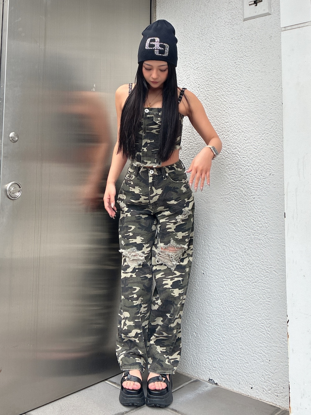 その他のつなぎ/オールインワン、ブラック系のサンダル、ブラック系のニットキャップ/ビーニーを着用したレディースの春コーディネートの2枚目の写真