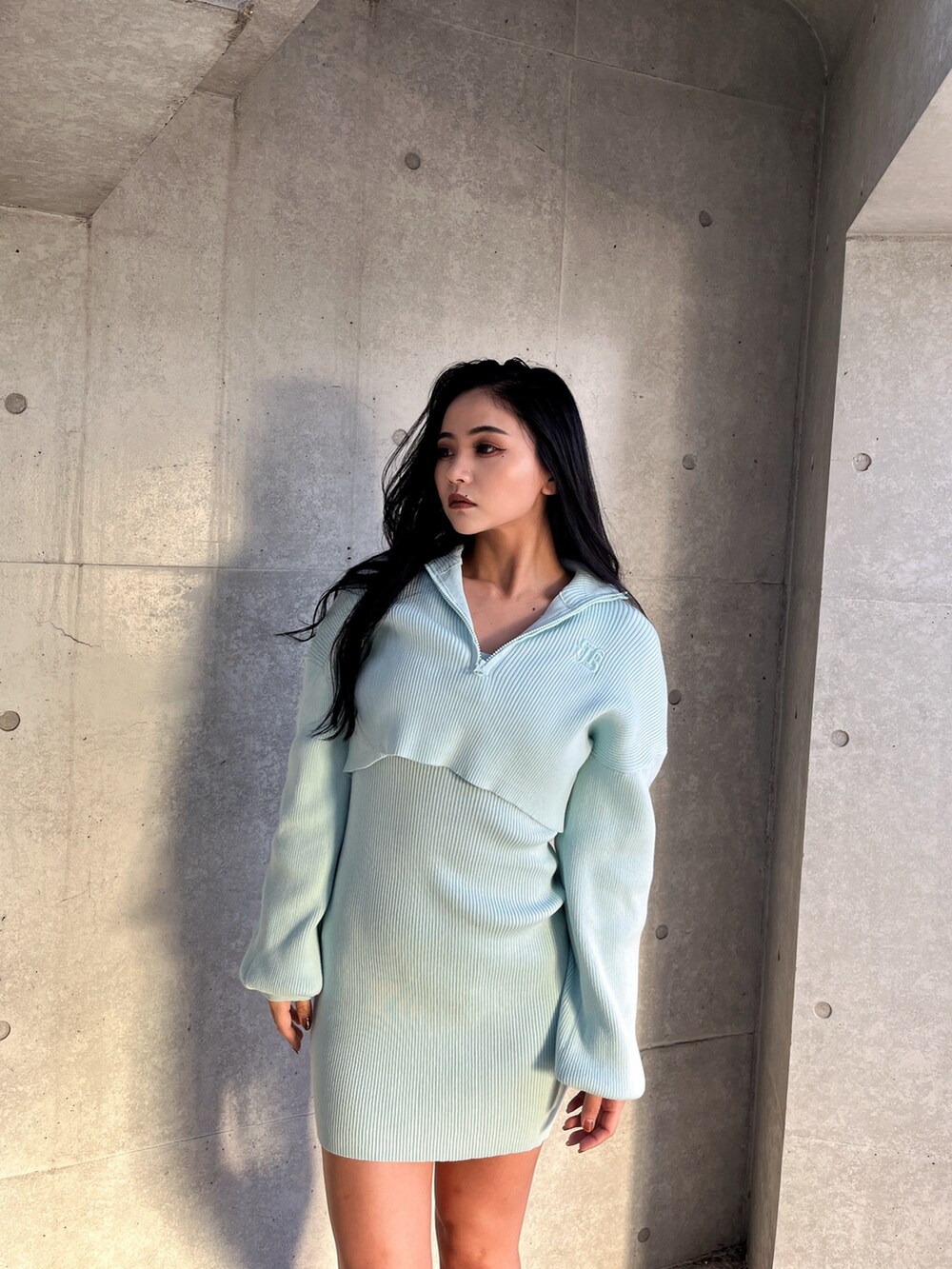 ブルー系のワンピース、ホワイト系のブーツを着用したレディースの冬コーディネートの2枚目の写真