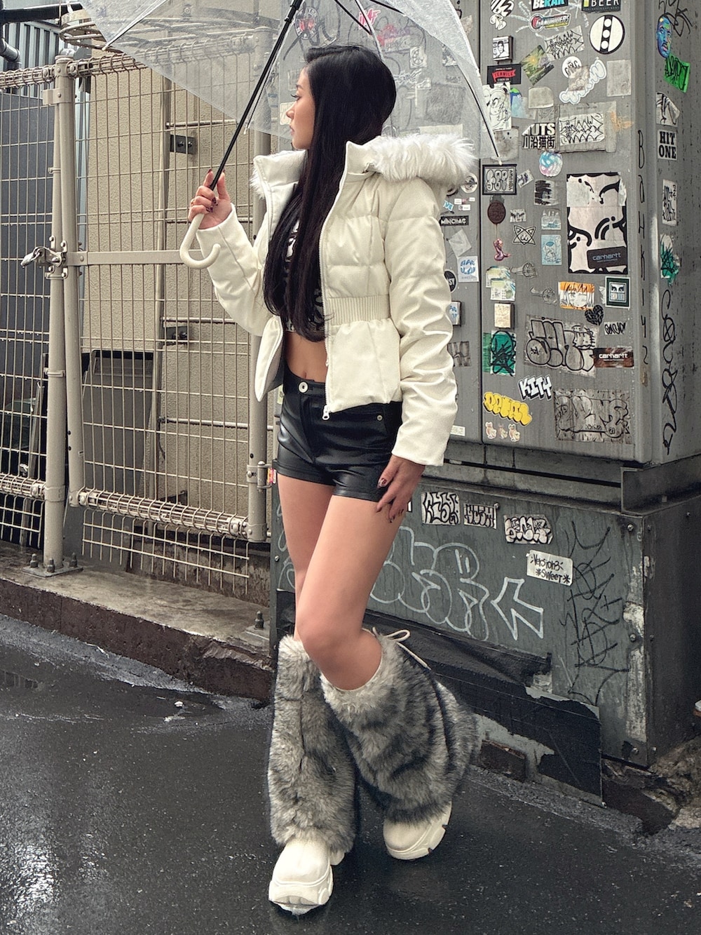 ホワイト系のニット/セーター、ブラック系のその他パンツ、ホワイト系のブーツを着用したレディースの冬コーディネートの2枚目の写真