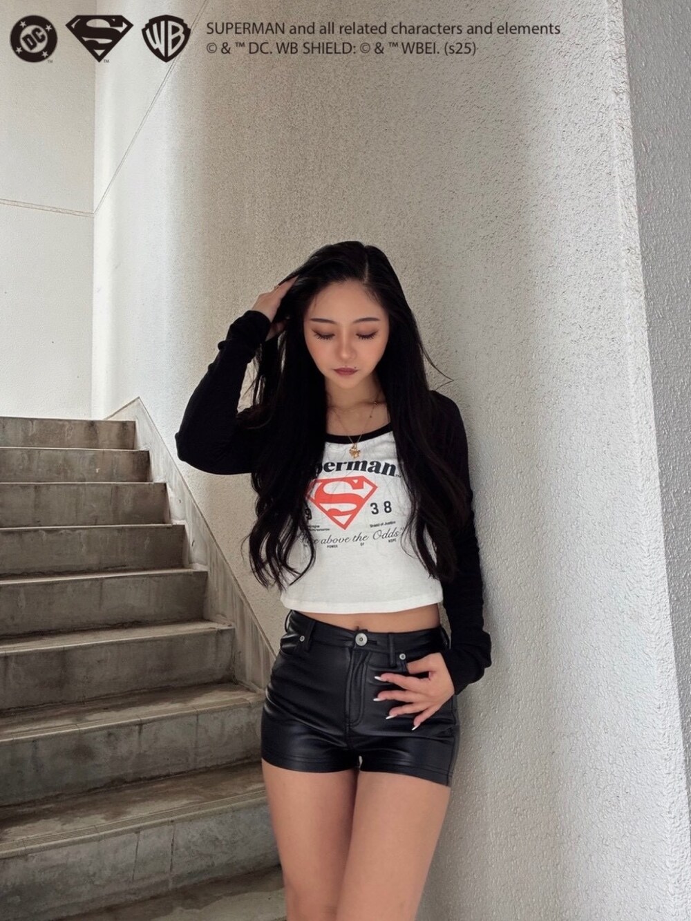 ホワイト系のTシャツ/カットソー、ブラック系のその他パンツ、ブラック系のブーツを着用したレディースの秋コーディネートの2枚目の写真