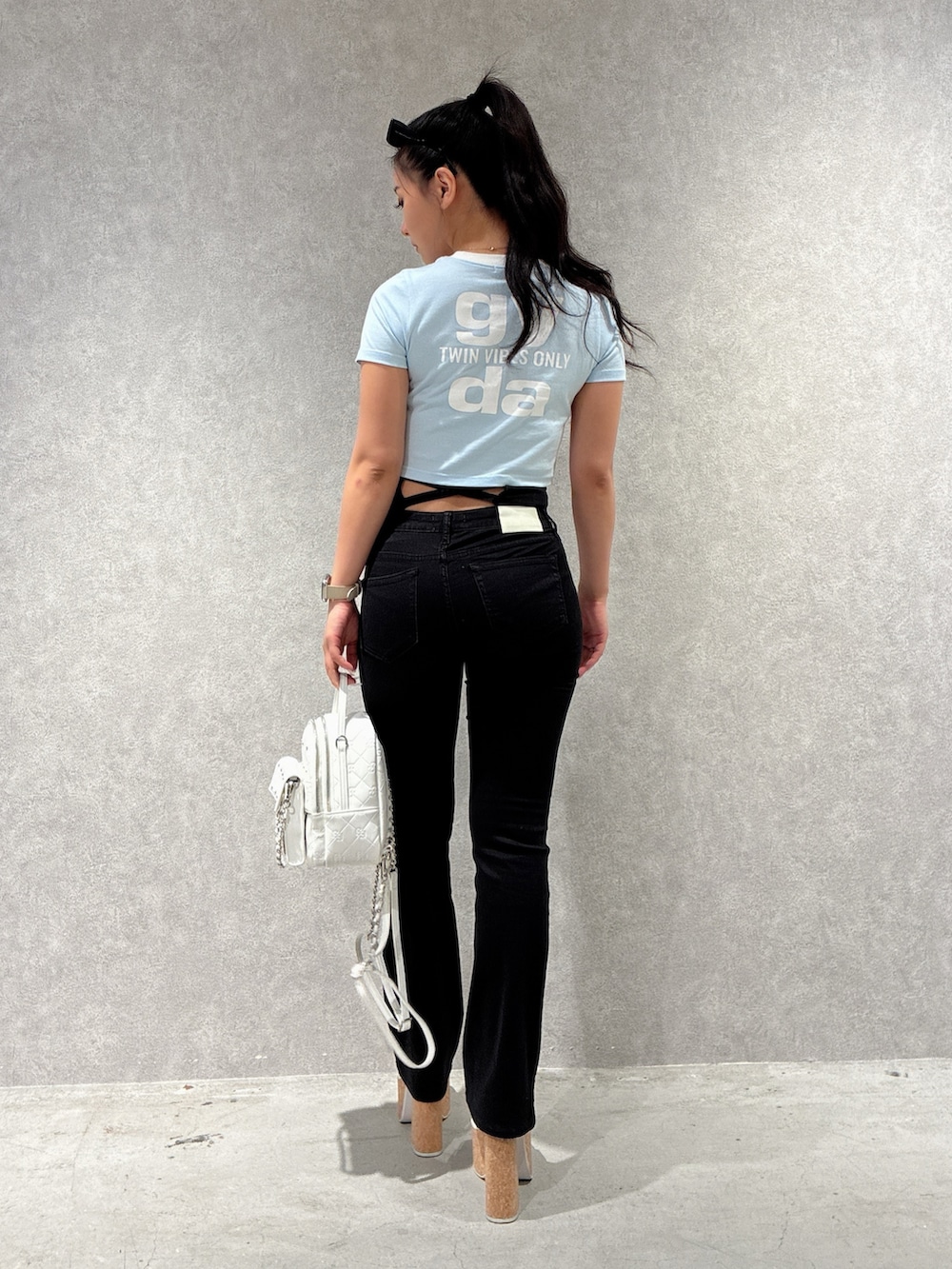 ブルー系のTシャツ/カットソー、ブラック系のデニムパンツ、ホワイト系のサンダルを着用したレディースの夏コーディネートの3枚目の写真