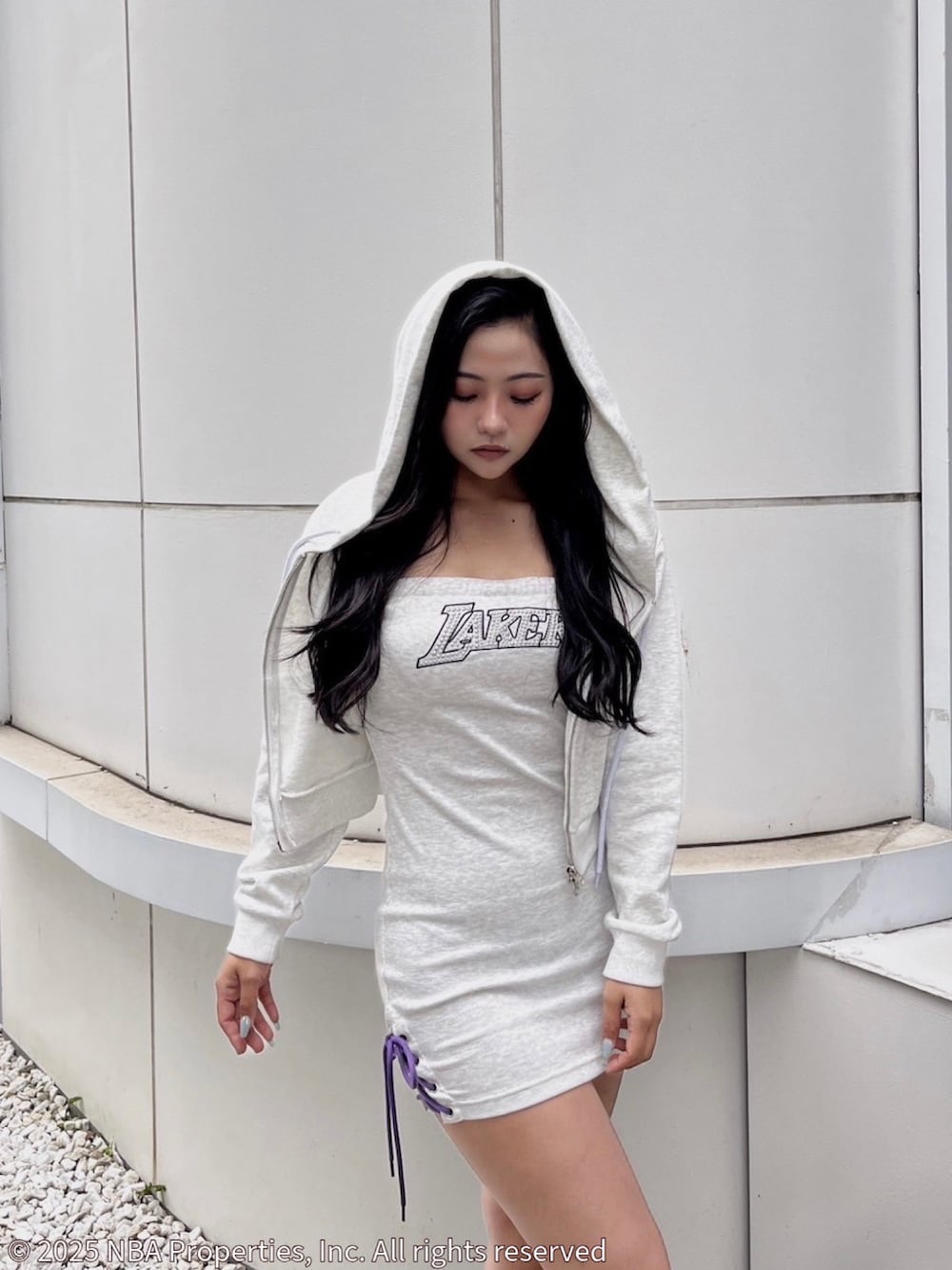 グレー系のワンピース、グレー系のパーカー、ホワイト系のサンダルを着用したレディースの夏コーディネートの2枚目の写真