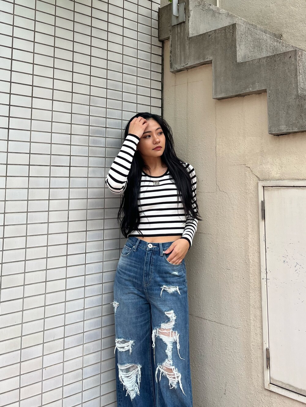 ブルー系のデニムパンツ、その他のニット/セーター、ベージュ系のブーツを着用したレディースの秋コーディネートの4枚目の写真