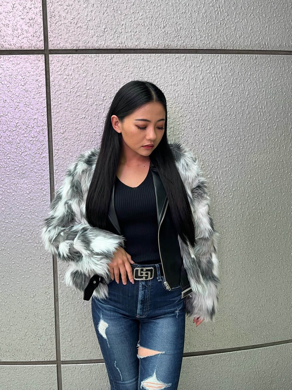 その他のライダースジャケット、ブラック系のニット/セーター、ブルー系のデニムパンツを着用したレディースの秋コーディネートの3枚目の写真