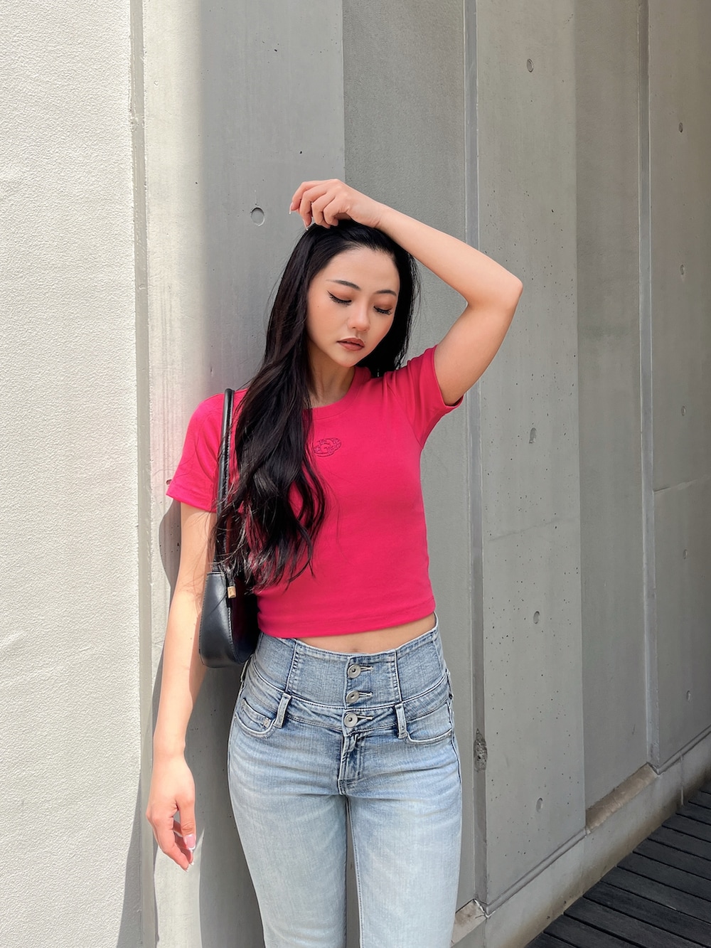 ピンク系のTシャツ/カットソー、ブルー系のデニムパンツ、ホワイト系のサンダルを着用したレディースの春コーディネートの2枚目の写真