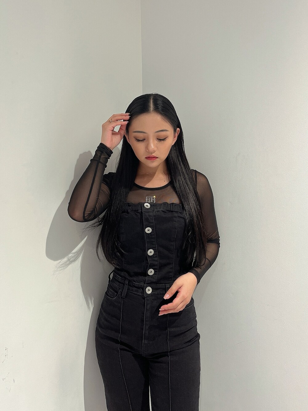 ブラック系のニット/セーター、ブラック系のワンピース、ブラック系のパンプスを着用したレディースの秋コーディネートの4枚目の写真