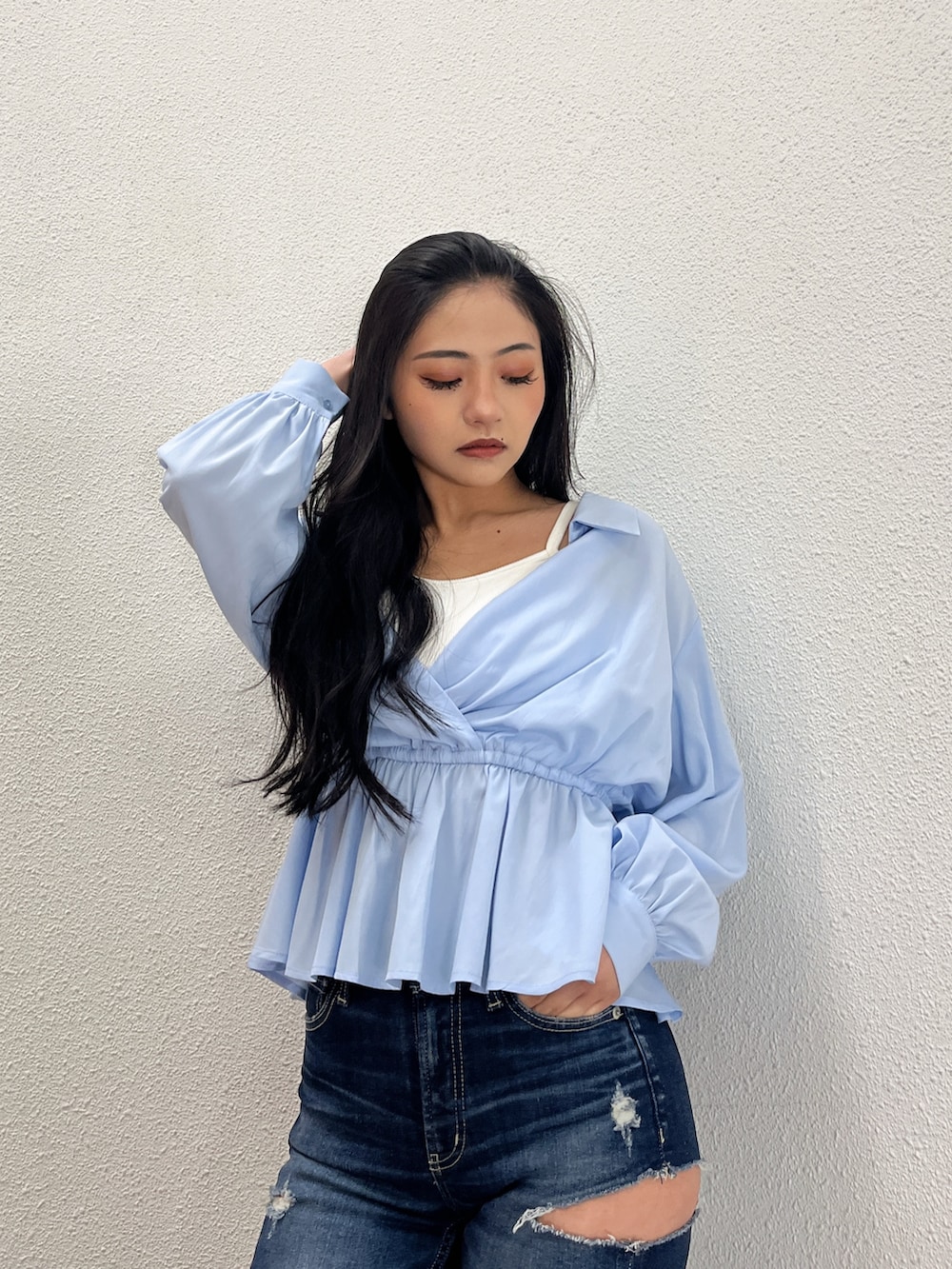 ブルー系のシャツ/ブラウス、ブルー系のデニムパンツ、ホワイト系のパンプスを着用したレディースの冬コーディネートの3枚目の写真