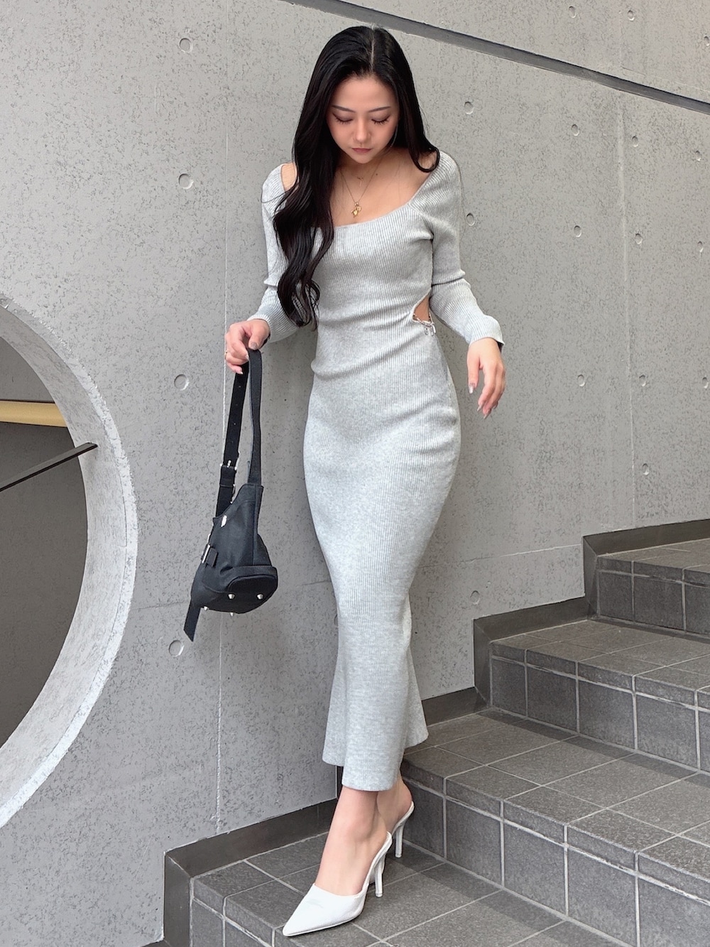 ブラック系のハンドバッグ、グレー系のワンピースを着用したレディースの春コーディネートの4枚目の写真