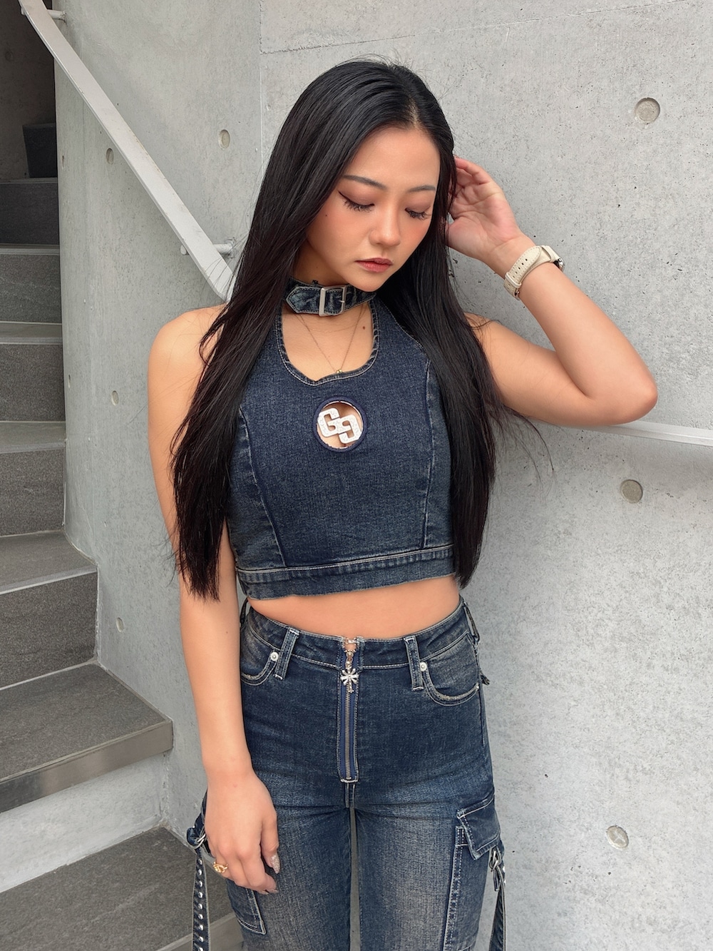 ブルー系のタンクトップ、ブルー系のデニムパンツ、ブラック系のサンダルを着用したレディースの春コーディネートの4枚目の写真