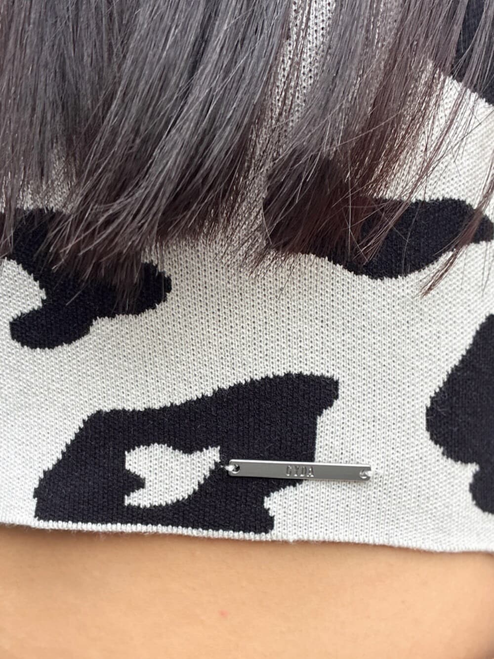 ブラック系のサンダル、その他のニット/セーター、ブラック系のその他パンツを着用したレディースの夏コーディネートの4枚目の写真