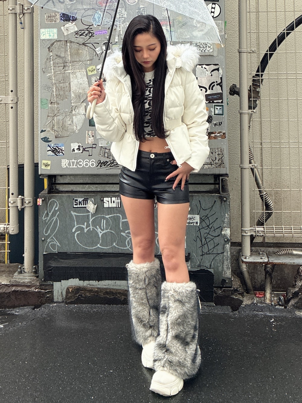 ホワイト系のニット/セーター、ブラック系のその他パンツ、ホワイト系のブーツを着用したレディースの冬コーディネートの3枚目の写真