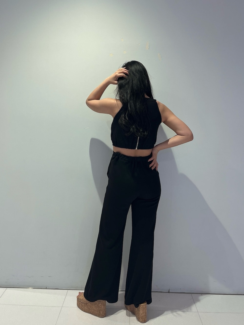 ブラック系のつなぎ/オールインワン、ベージュ系のサンダルを着用したレディースの春コーディネートの3枚目の写真