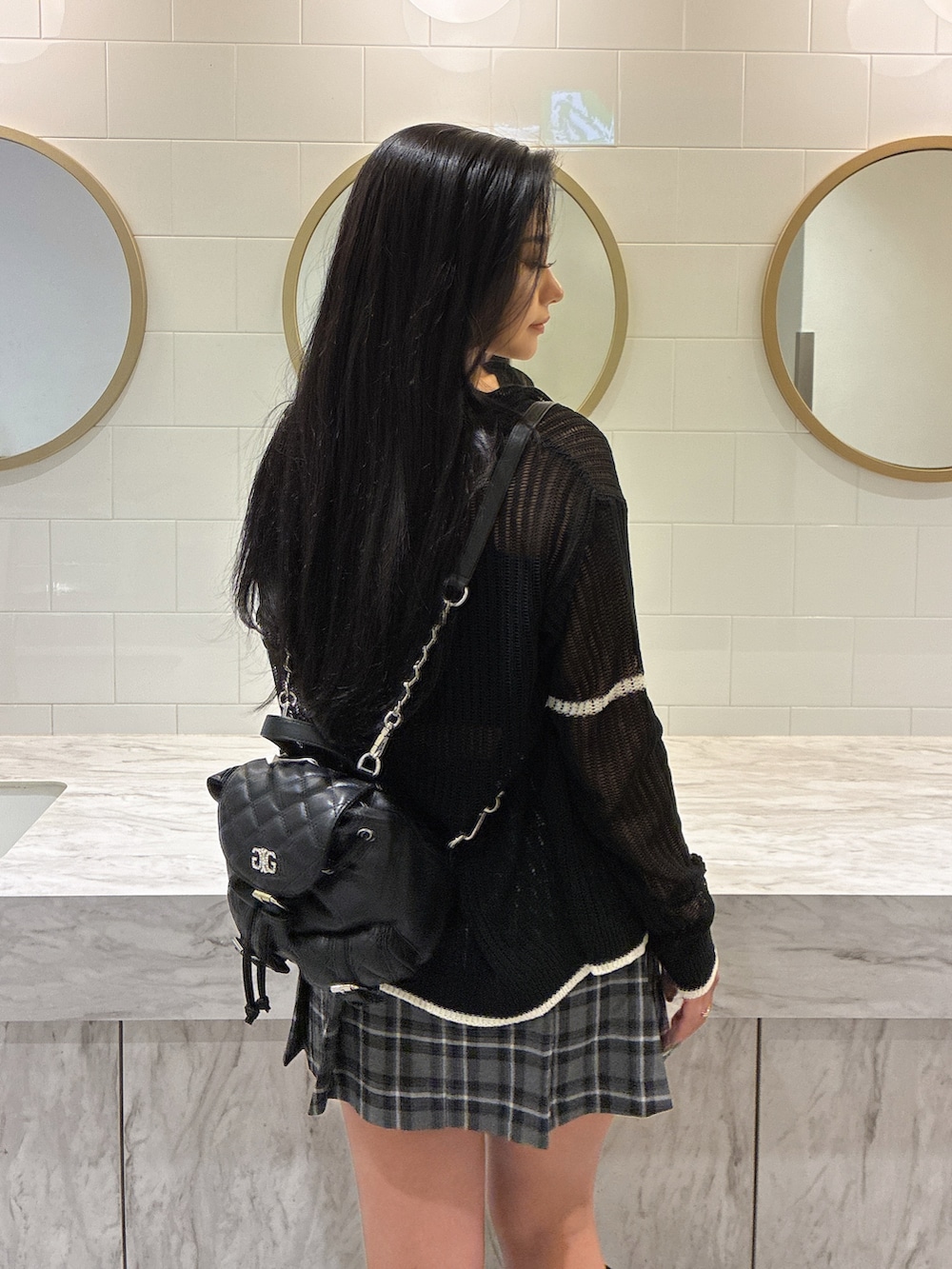 ブラック系のキャミソール、ブラック系のカーディガン/ボレロ、その他のスカートを着用したレディースの秋コーディネートの3枚目の写真