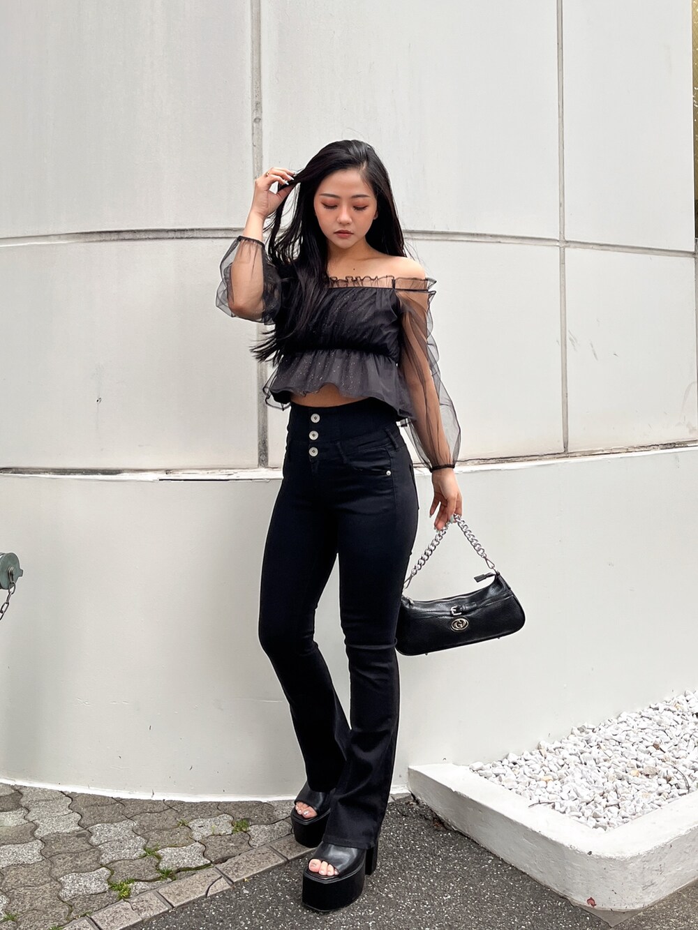 ブラック系のシャツ/ブラウス、ブラック系のデニムパンツを着用したレディースの春コーディネートの2枚目の写真