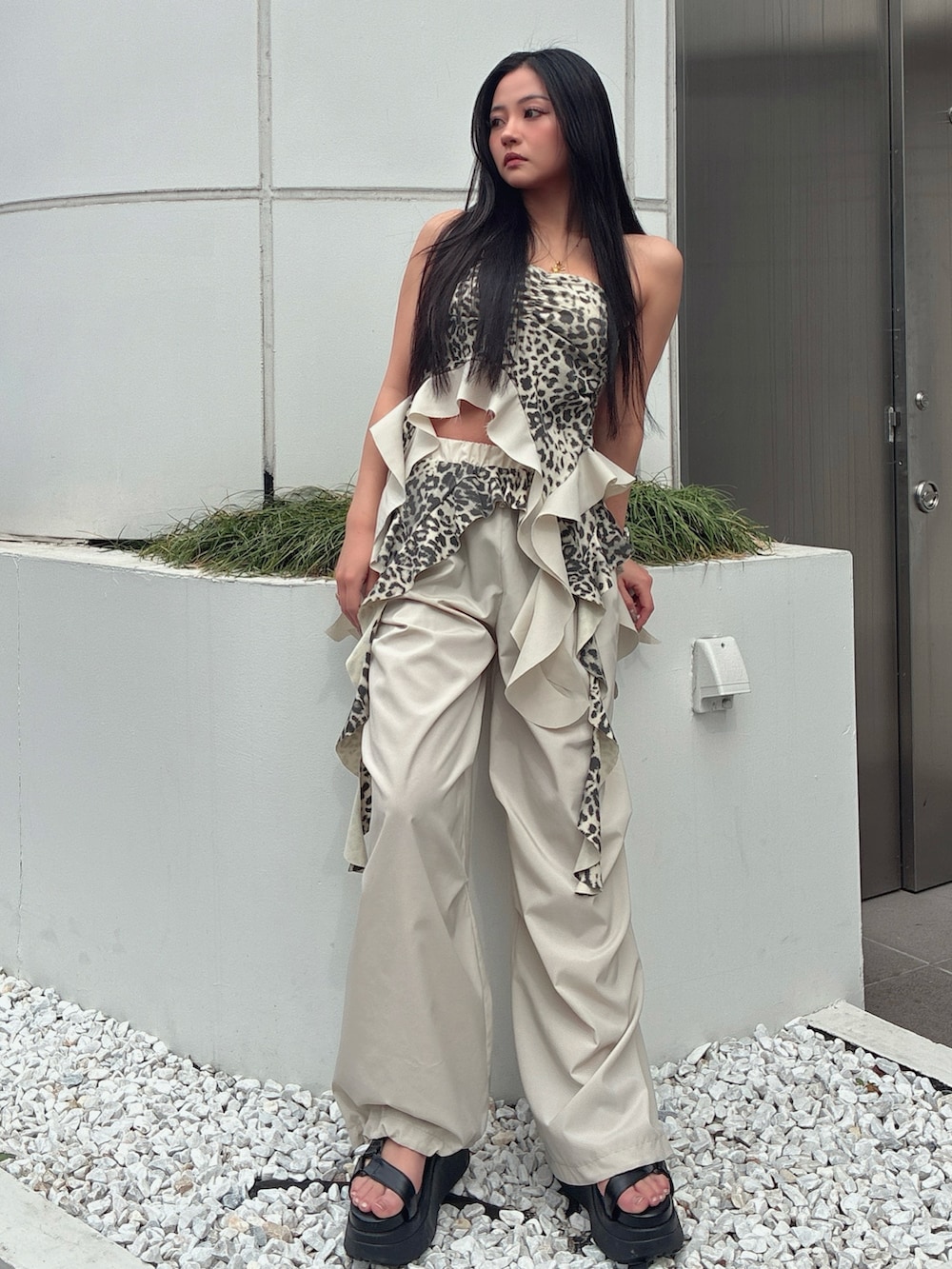 ホワイト系のチューブトップ、ホワイト系のその他パンツ、ブラック系のサンダルを着用したレディースの春コーディネートの2枚目の写真