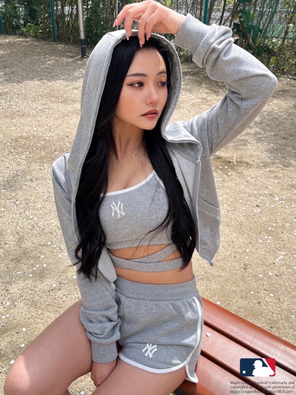 グレー系のキャミソール、グレー系のパーカー、グレー系のその他パンツを着用したレディースの春コーディネートの3枚目の写真