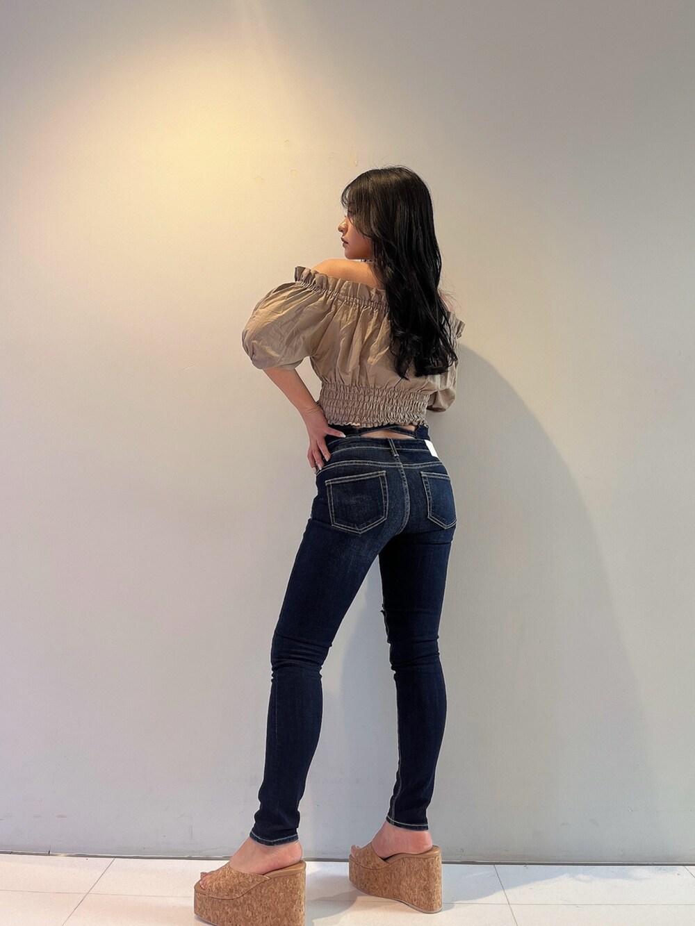 ベージュ系のシャツ/ブラウス、ブルー系のデニムパンツ、ベージュ系のサンダルを着用したレディースの春コーディネートの2枚目の写真