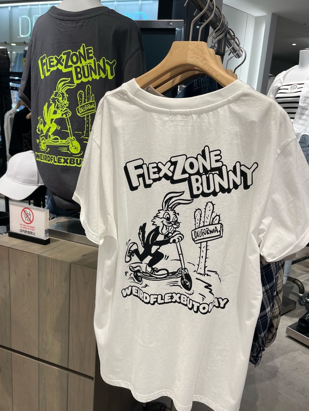 ホワイト系のTシャツ/カットソー、グレー系のTシャツ/カットソー、ブルー系のデニムパンツを着用したレディースの春コーディネートの3枚目の写真