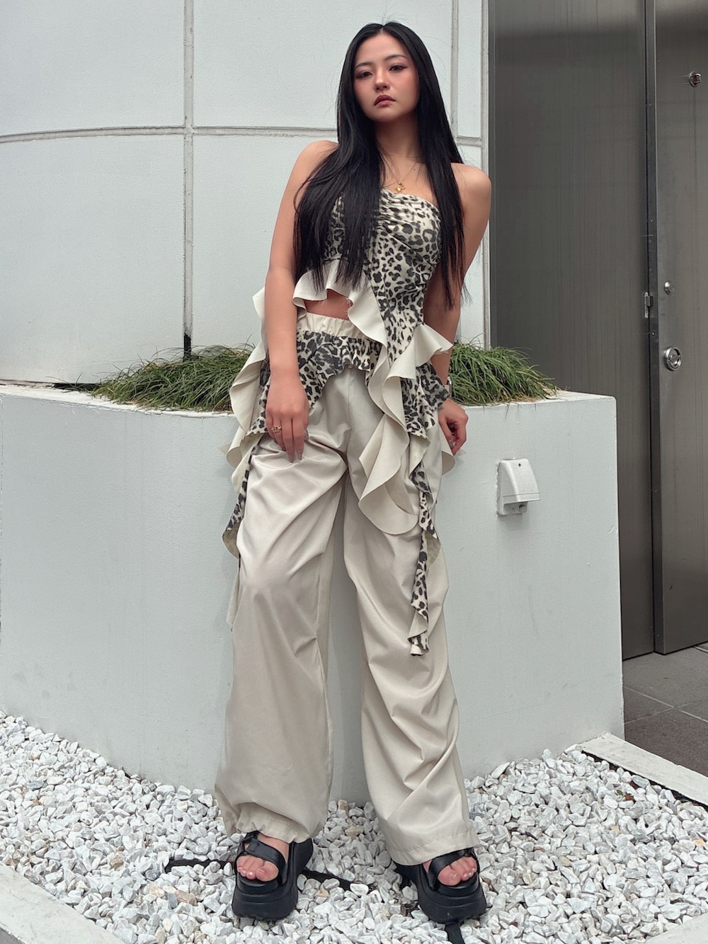 ホワイト系のチューブトップ、ホワイト系のその他パンツ、ブラック系のサンダルを着用したレディースの春コーディネートの3枚目の写真