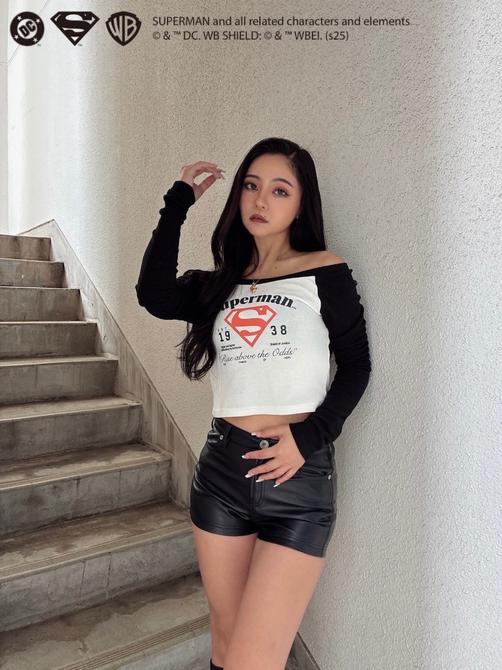 ホワイト系のTシャツ/カットソー、ブラック系のその他パンツ、ブラック系のブーツを着用したレディースの秋コーディネートの4枚目の写真