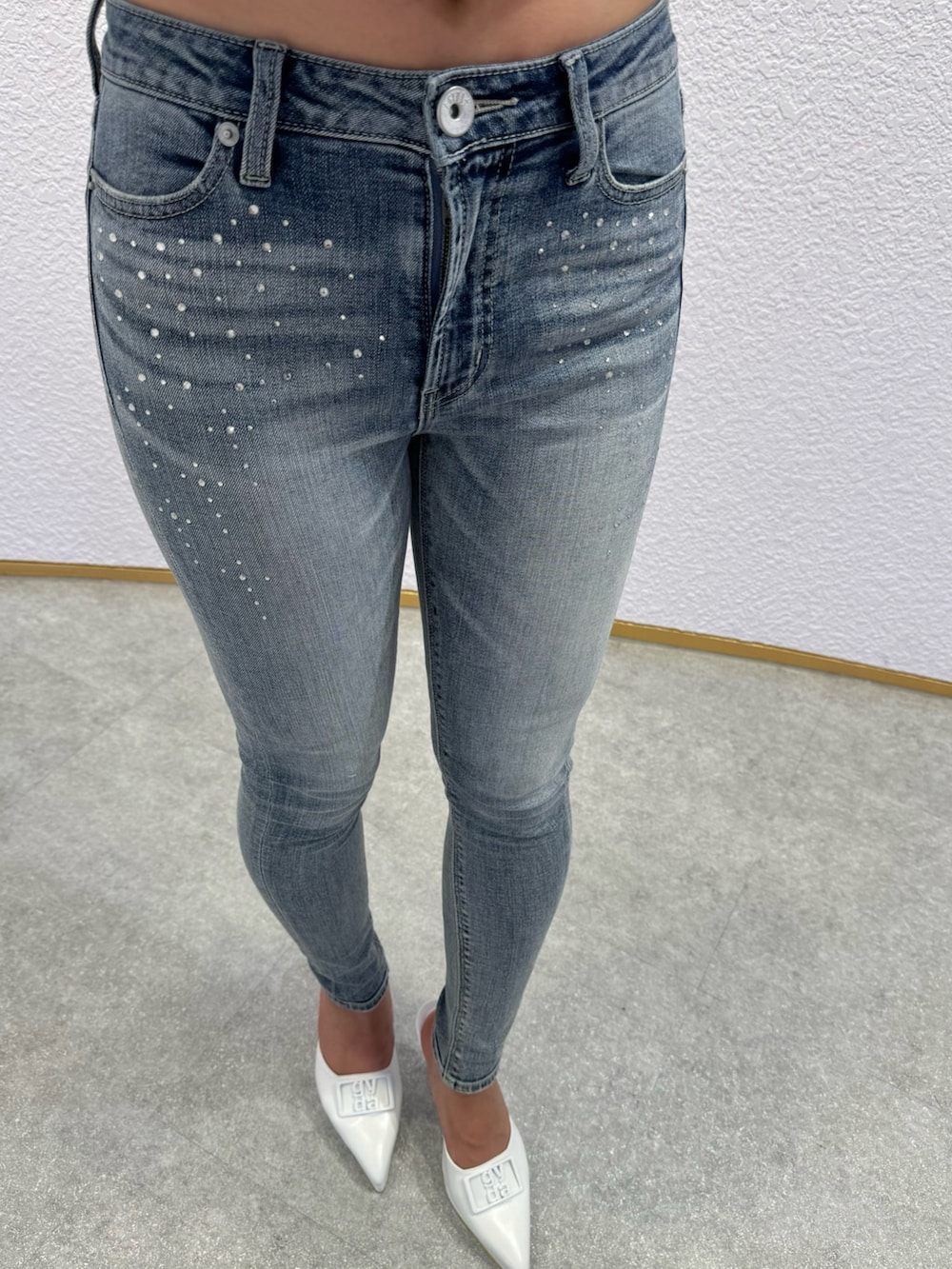 ホワイト系のTシャツ/カットソー、グレー系のTシャツ/カットソー、ブルー系のデニムパンツを着用したレディースの春コーディネートの4枚目の写真