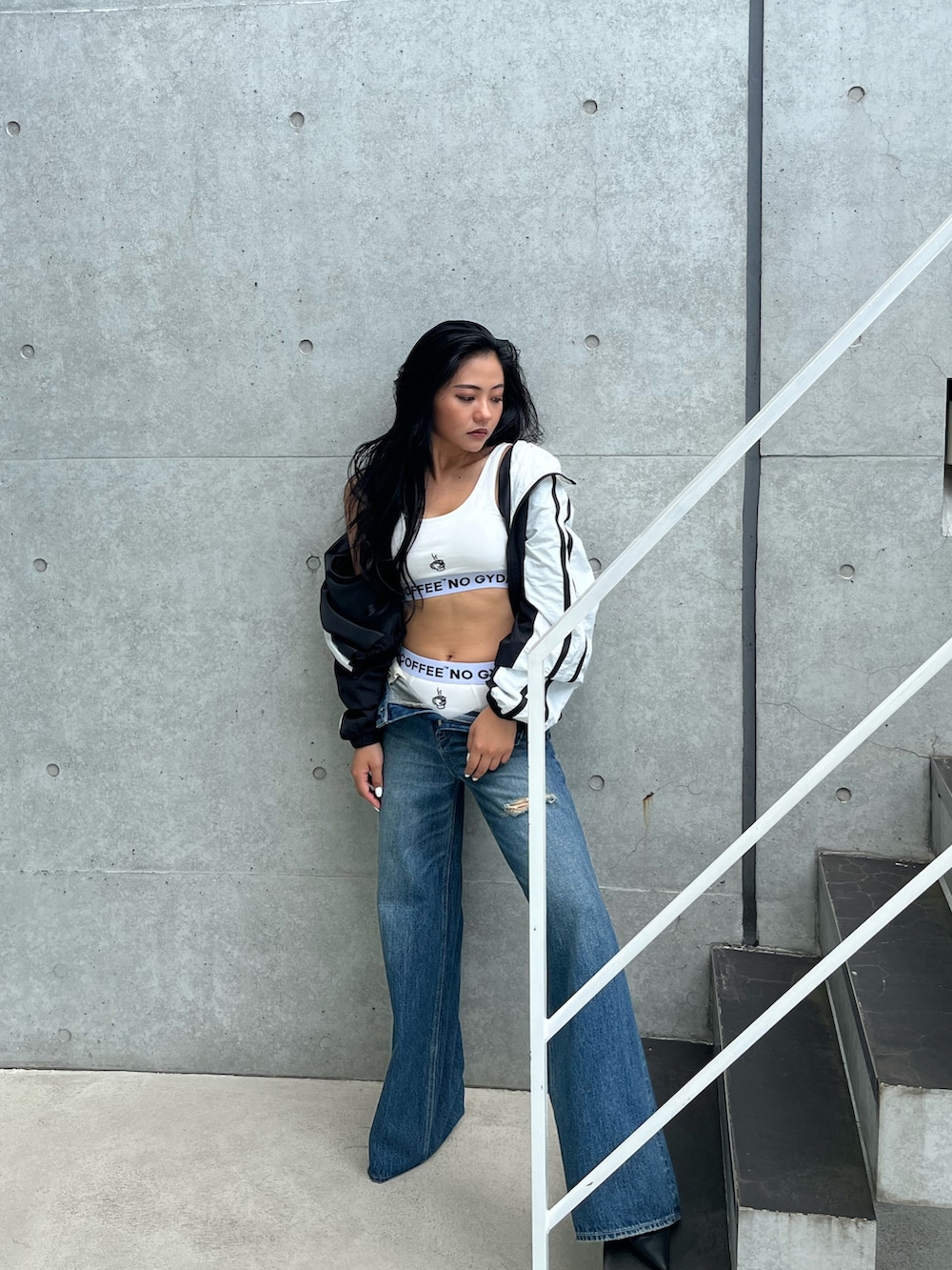 ホワイト系のキャミソール、ブラック系のジャージ、ホワイト系のショーツを着用したレディースの秋コーディネートの2枚目の写真