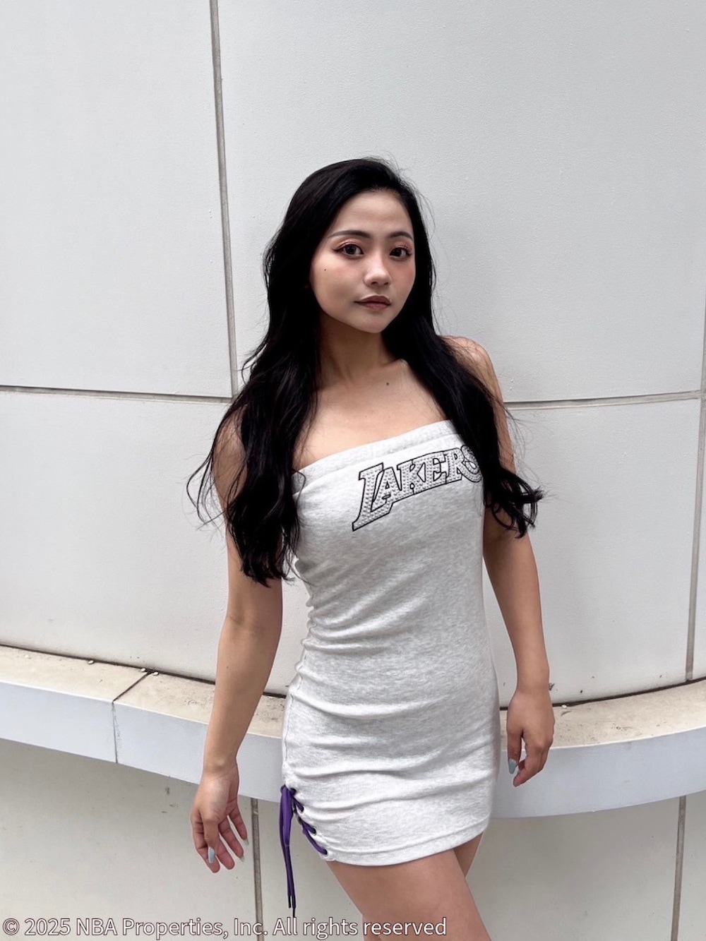 グレー系のワンピース、グレー系のパーカー、ホワイト系のサンダルを着用したレディースの夏コーディネートの5枚目の写真