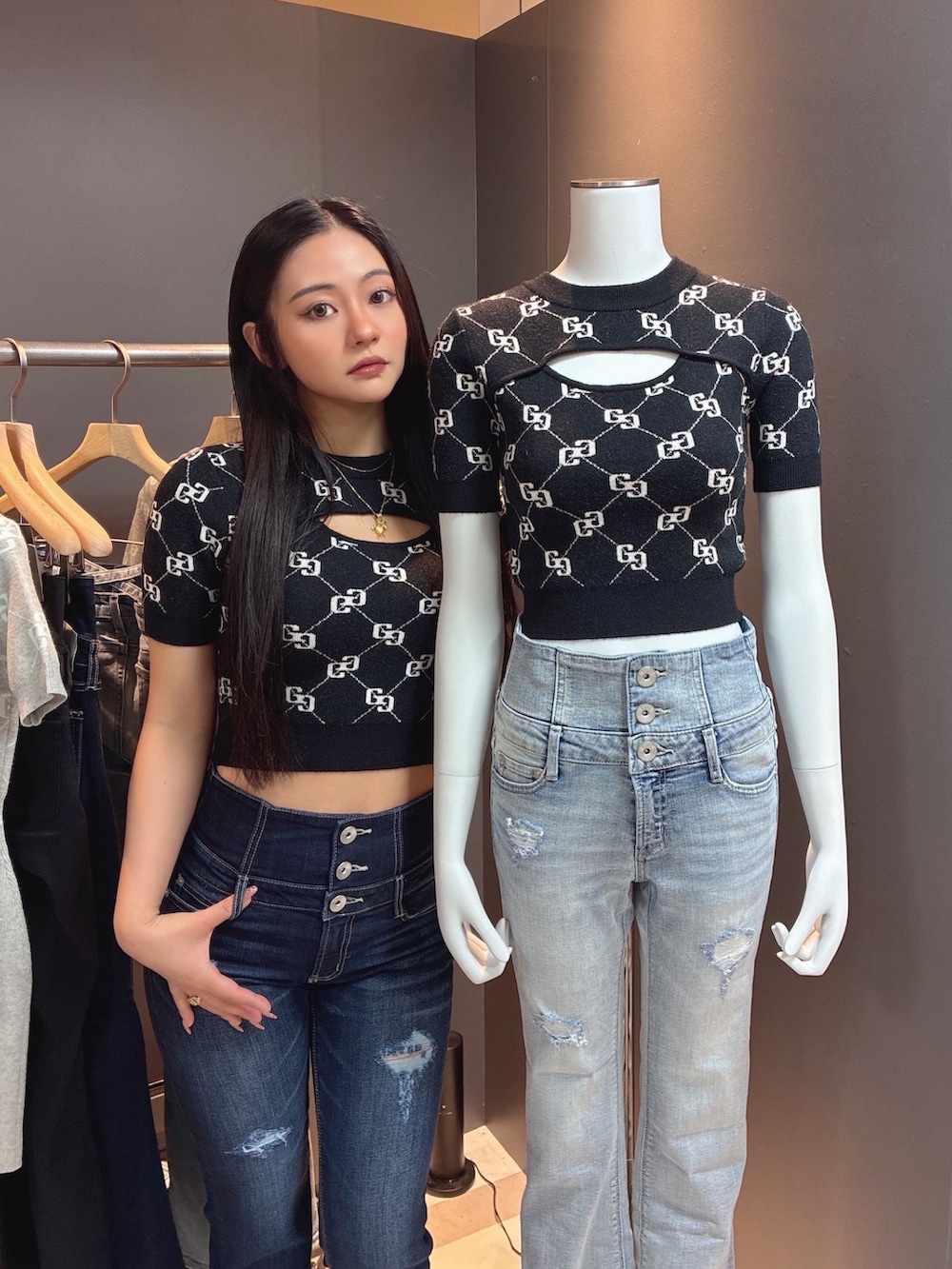 ブラック系のニット/セーター、ブルー系のデニムパンツ、ブルー系のデニムパンツを着用したレディースの春コーディネートの2枚目の写真