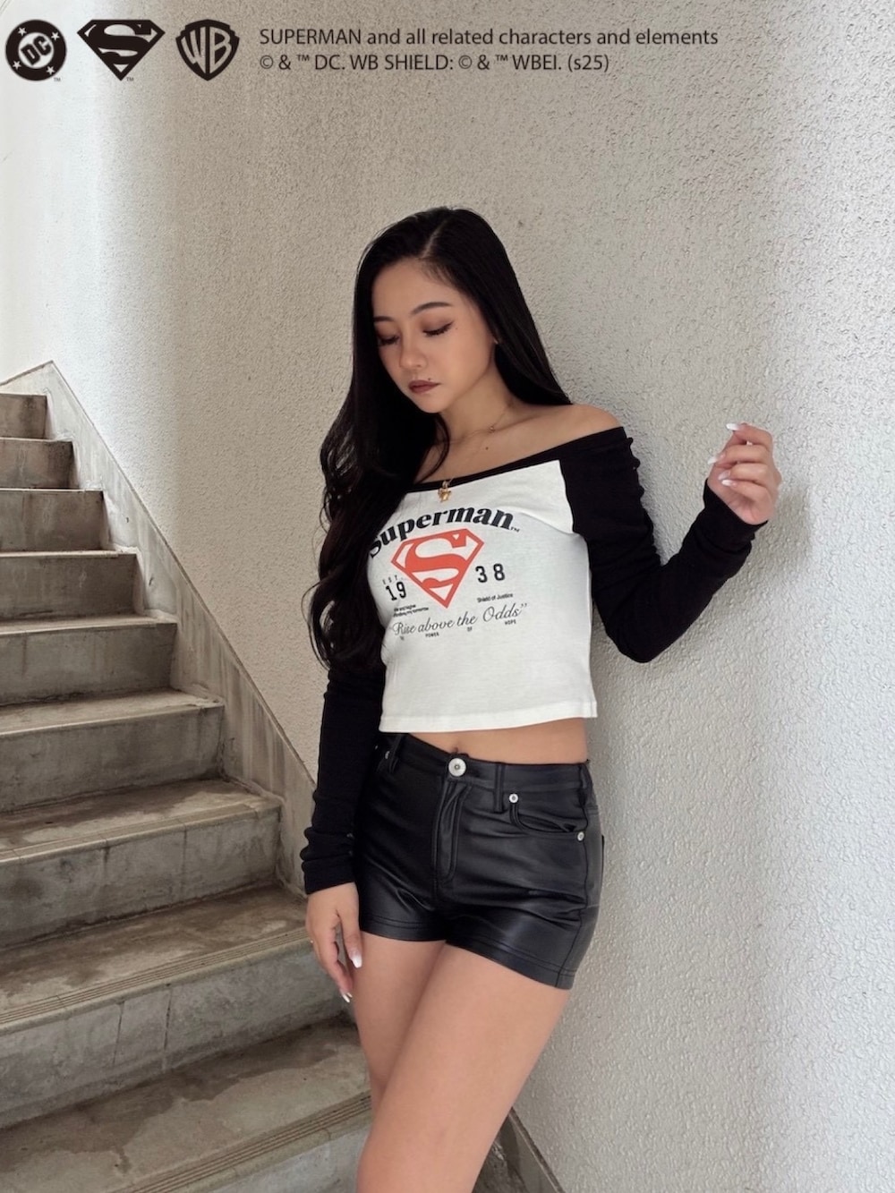 ホワイト系のTシャツ/カットソー、ブラック系のその他パンツ、ブラック系のブーツを着用したレディースの秋コーディネートの3枚目の写真