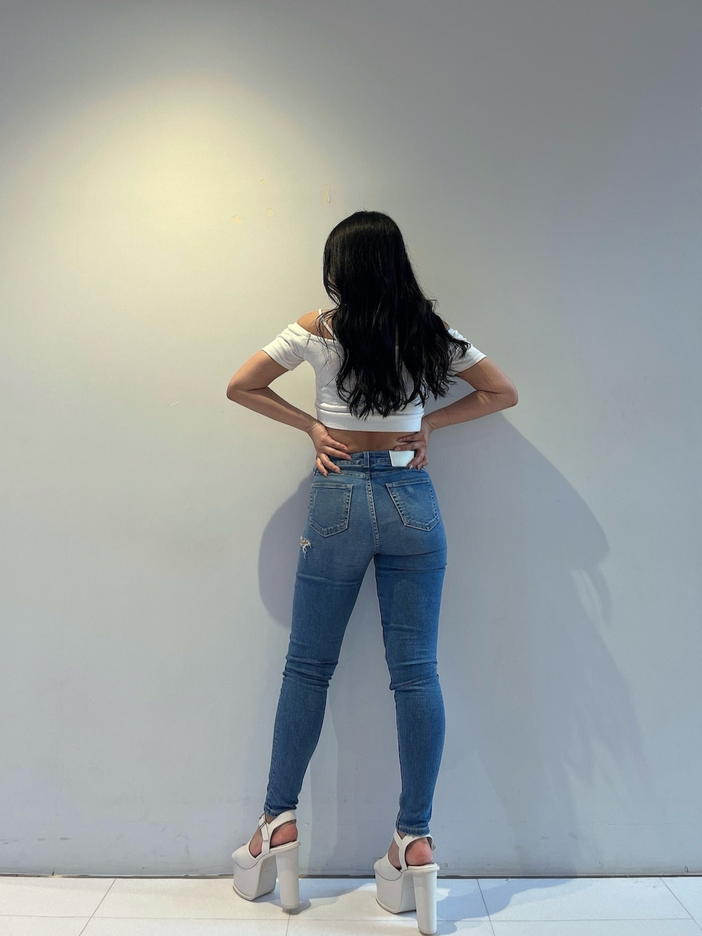 ホワイト系のTシャツ/カットソー、ブルー系のデニムパンツ、ホワイト系のサンダルを着用したレディースの春コーディネートの3枚目の写真