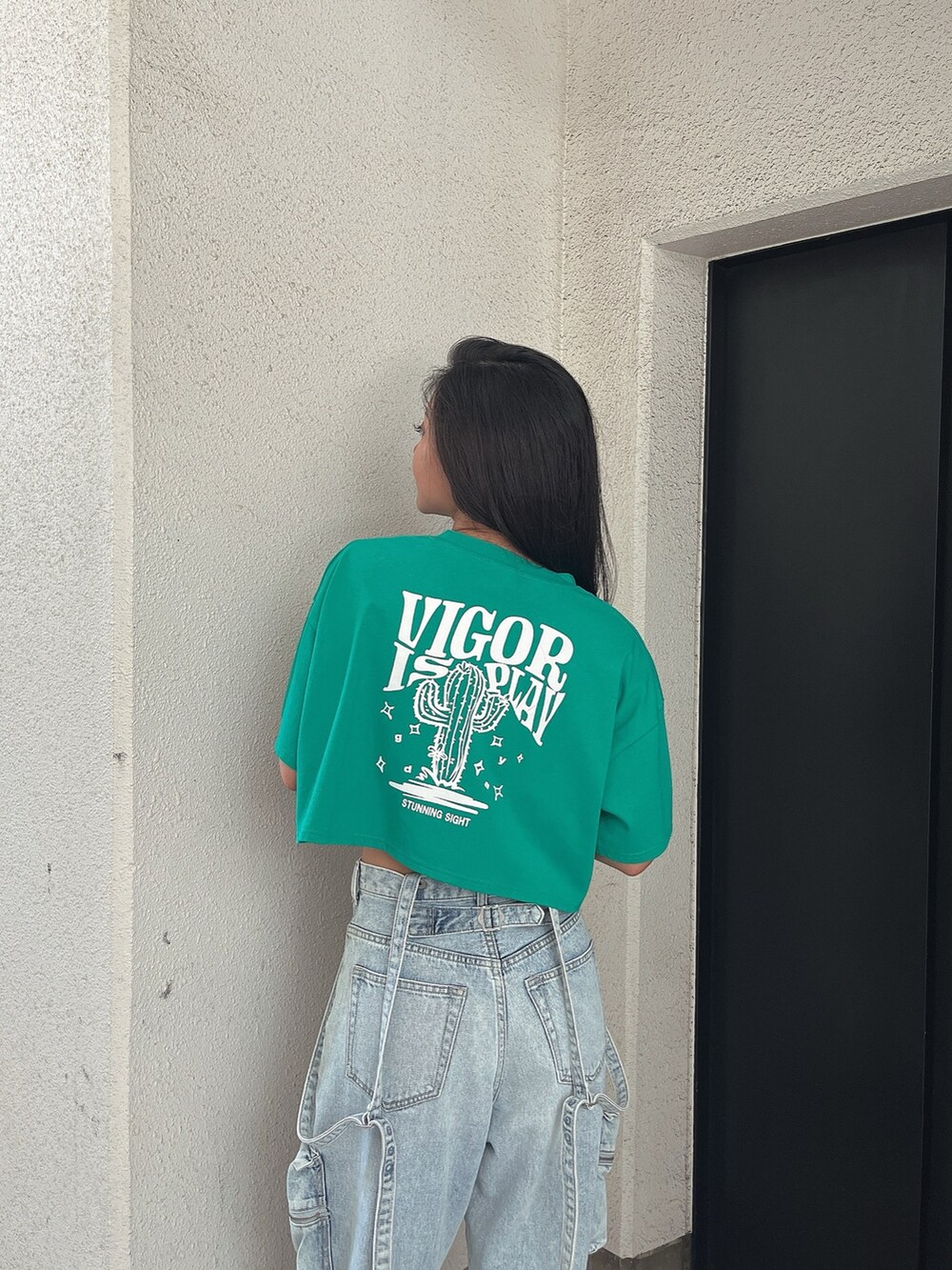 グリーン系のTシャツ/カットソー、ブルー系のデニムパンツ、ホワイト系のサンダルを着用したレディースの夏コーディネートの5枚目の写真