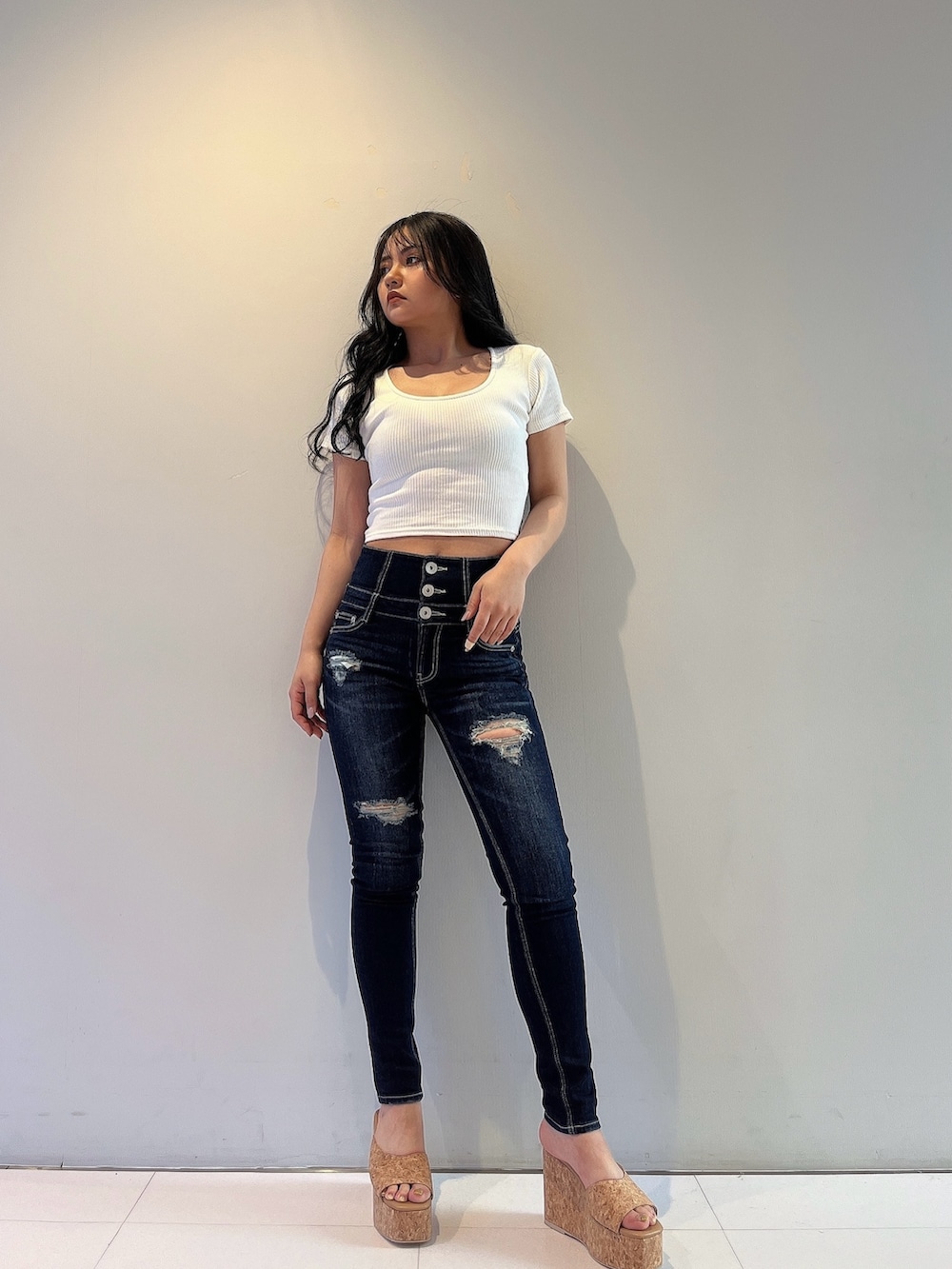 ホワイト系のTシャツ/カットソー、ブルー系のデニムパンツ、ベージュ系のサンダルを着用したレディースの春コーディネートの2枚目の写真