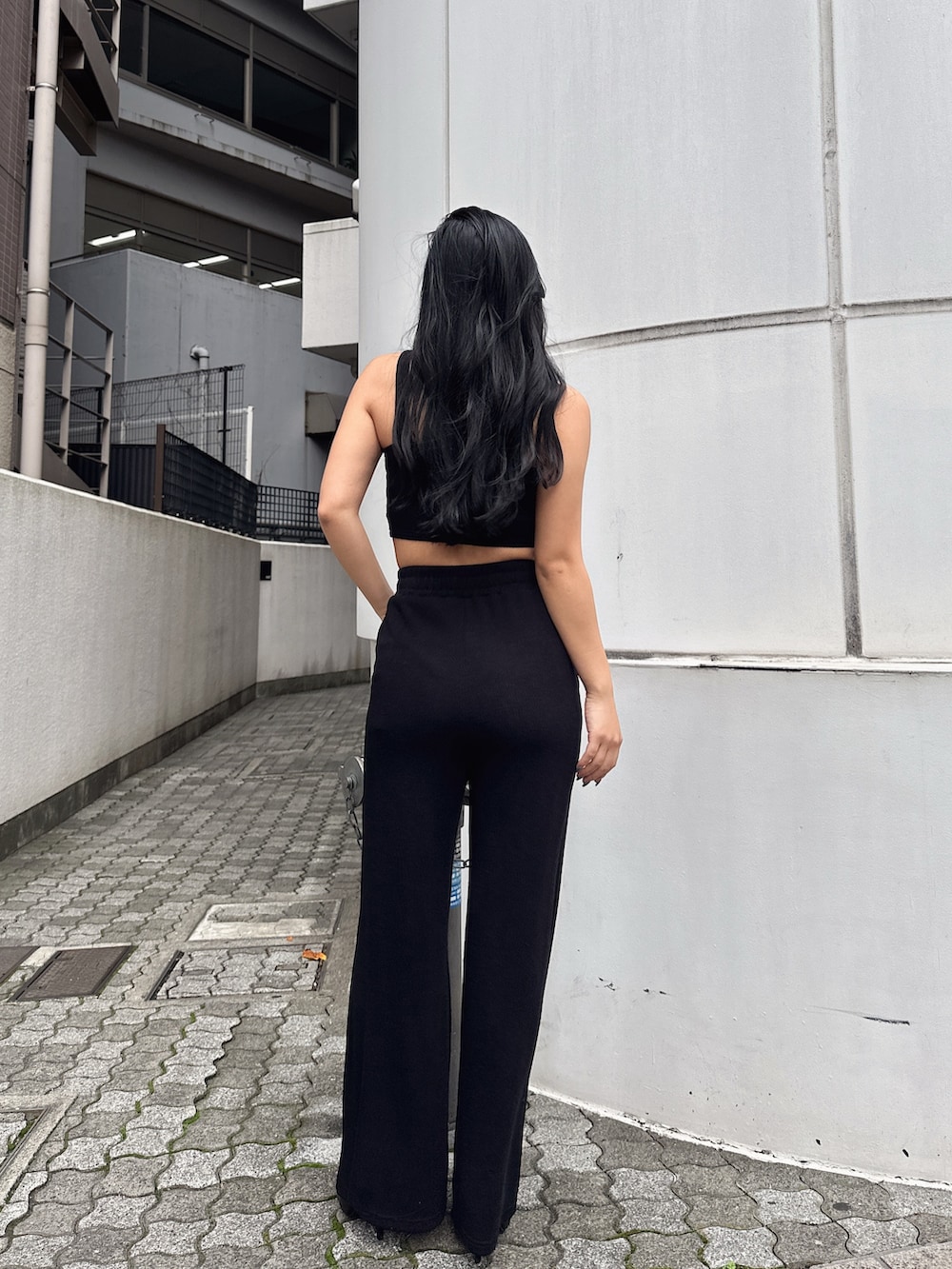 ブラック系のタンクトップ、ブラック系のその他パンツ、ブラック系のパンプスを着用したレディースの冬コーディネートの2枚目の写真