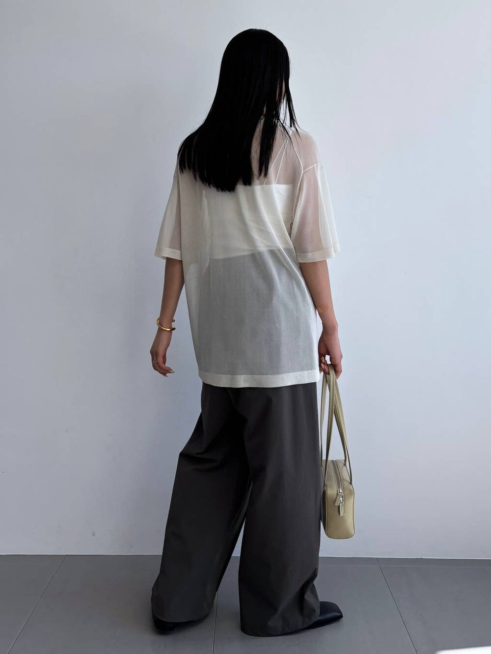ベージュ系のTシャツ/カットソー、ホワイト系のキャミソール、ブラック系のその他パンツを着用したレディースの春コーディネートの3枚目の写真