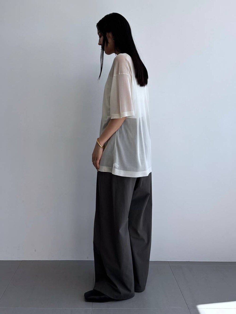 ベージュ系のTシャツ/カットソー、ホワイト系のキャミソール、ブラック系のその他パンツを着用したレディースの春コーディネートの2枚目の写真