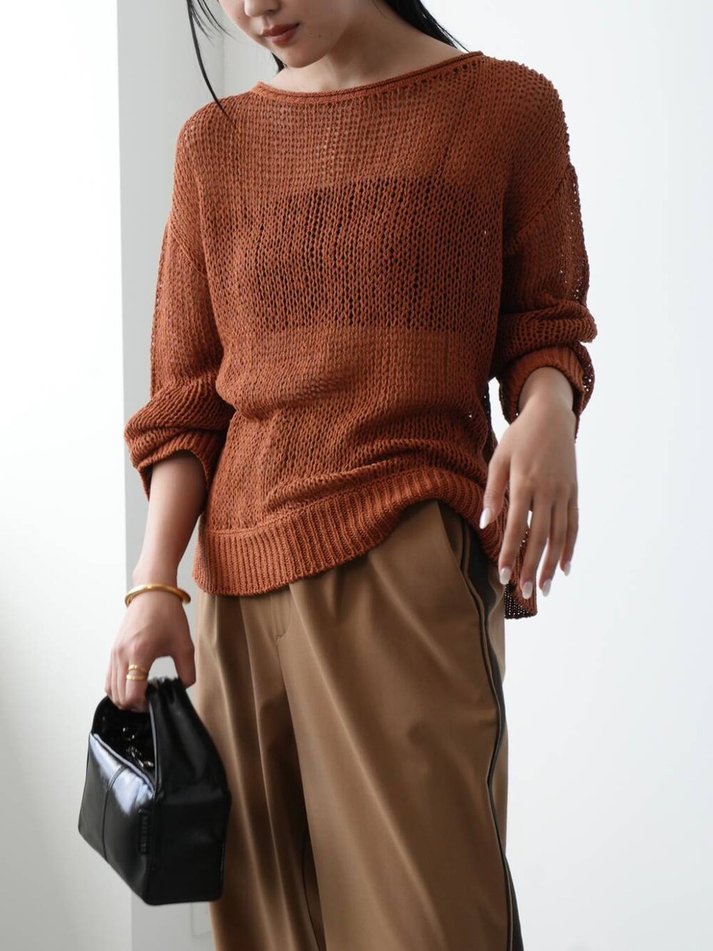 イエロー系のニット/セーター、ブラウン系のサンダル、ベージュ系のその他パンツを着用したレディースの夏コーディネートの5枚目の写真