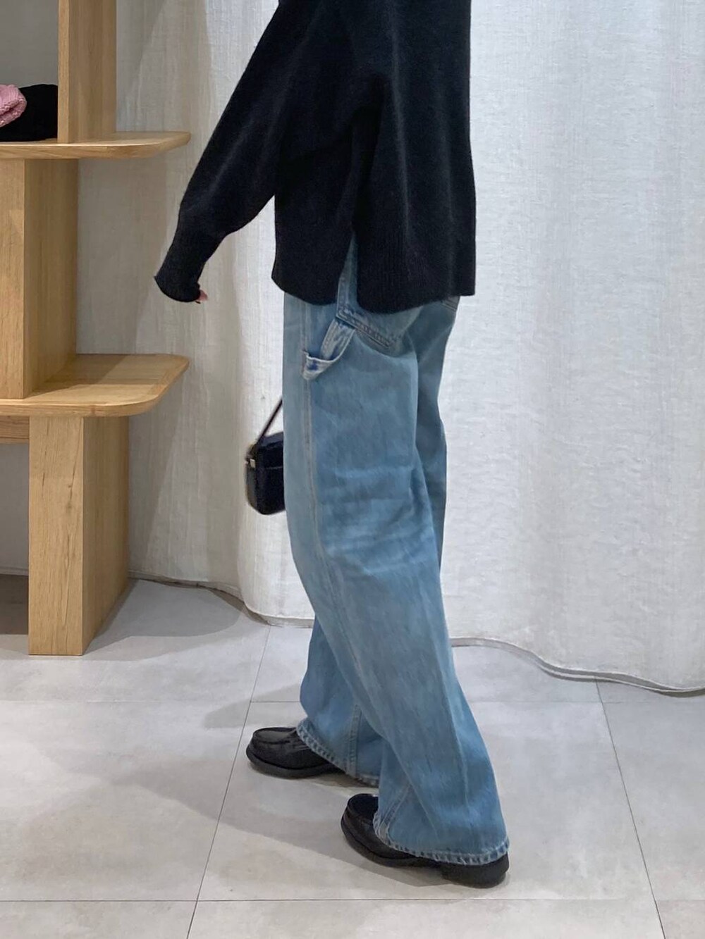 グレー系のニット/セーター、ブルー系のデニムパンツ、グレー系のニットキャップ/ビーニーを着用したレディースの冬コーディネートの4枚目の写真