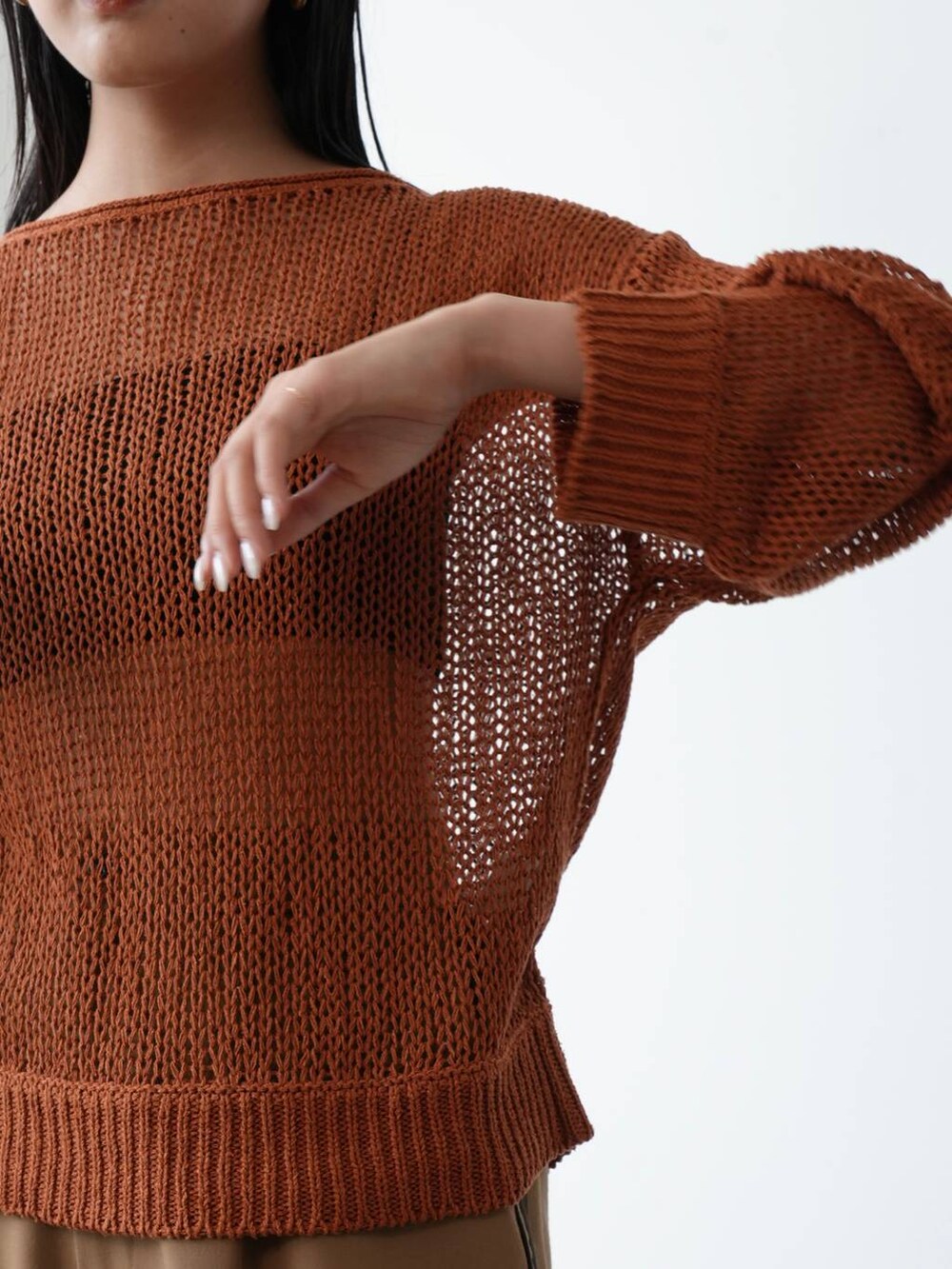 イエロー系のニット/セーター、ブラウン系のサンダル、ベージュ系のその他パンツを着用したレディースの夏コーディネートの7枚目の写真