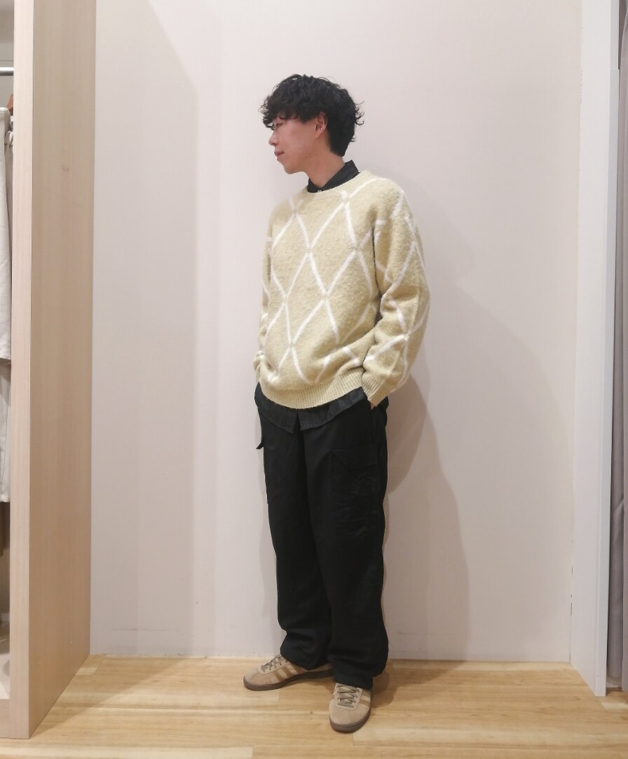 イエロー系のニット/セーター、ブラック系のシャツ/ブラウス、ブラック系のその他パンツを着用したメンズの冬コーディネートの4枚目の写真