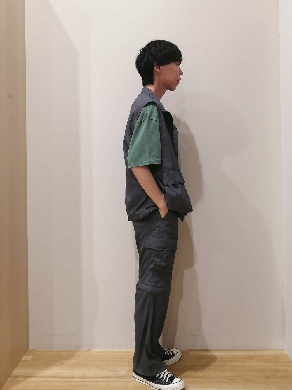 「ワントーンコーデ、大人カジュアル、ワイドパンツ、セットアップ、ベスト、イージーパンツ、ナイロン、カーゴパンツ、URBANRESEARCH、ミリタリー、夏コーデ、夏、ショーツ、フェスコーデ、大人コーデ」｜「ITEMS URBANRESEARCHの『セットアップ対応』スーパーライトナイロン2wayカーゴパンツ（その他パンツ、グレー系）」を使った、takataさん（メンズ・173cm）の春コーディネートの3枚目の写真