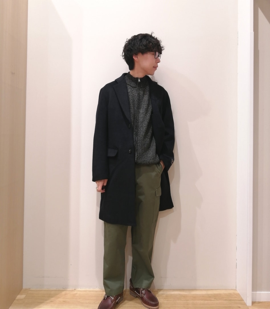 ブラック系のその他アウター、ブラック系のカーディガン/ボレロ、グリーン系のその他パンツを着用したメンズの冬コーディネートの2枚目の写真