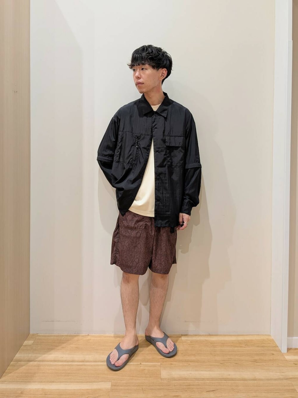 ブラック系のシャツ/ブラウス、ブラウン系のその他パンツを着用したメンズの夏コーディネートの2枚目の写真
