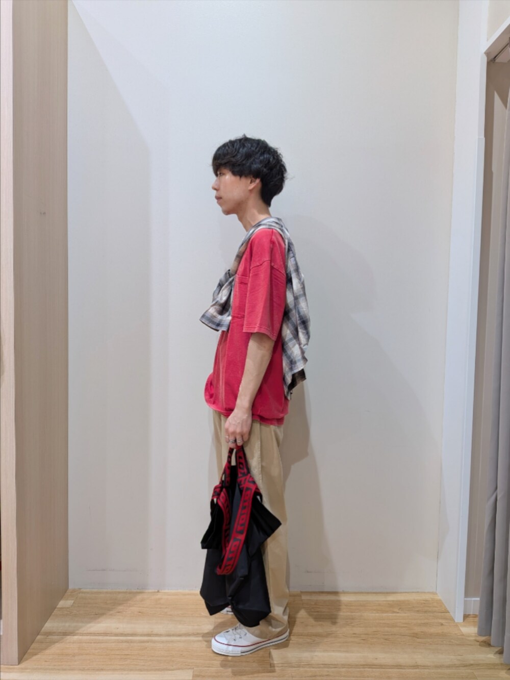 レッド系のTシャツ/カットソー、ベージュ系のその他パンツ、ベージュ系のシャツ/ブラウスを着用したメンズの夏コーディネートの2枚目の写真